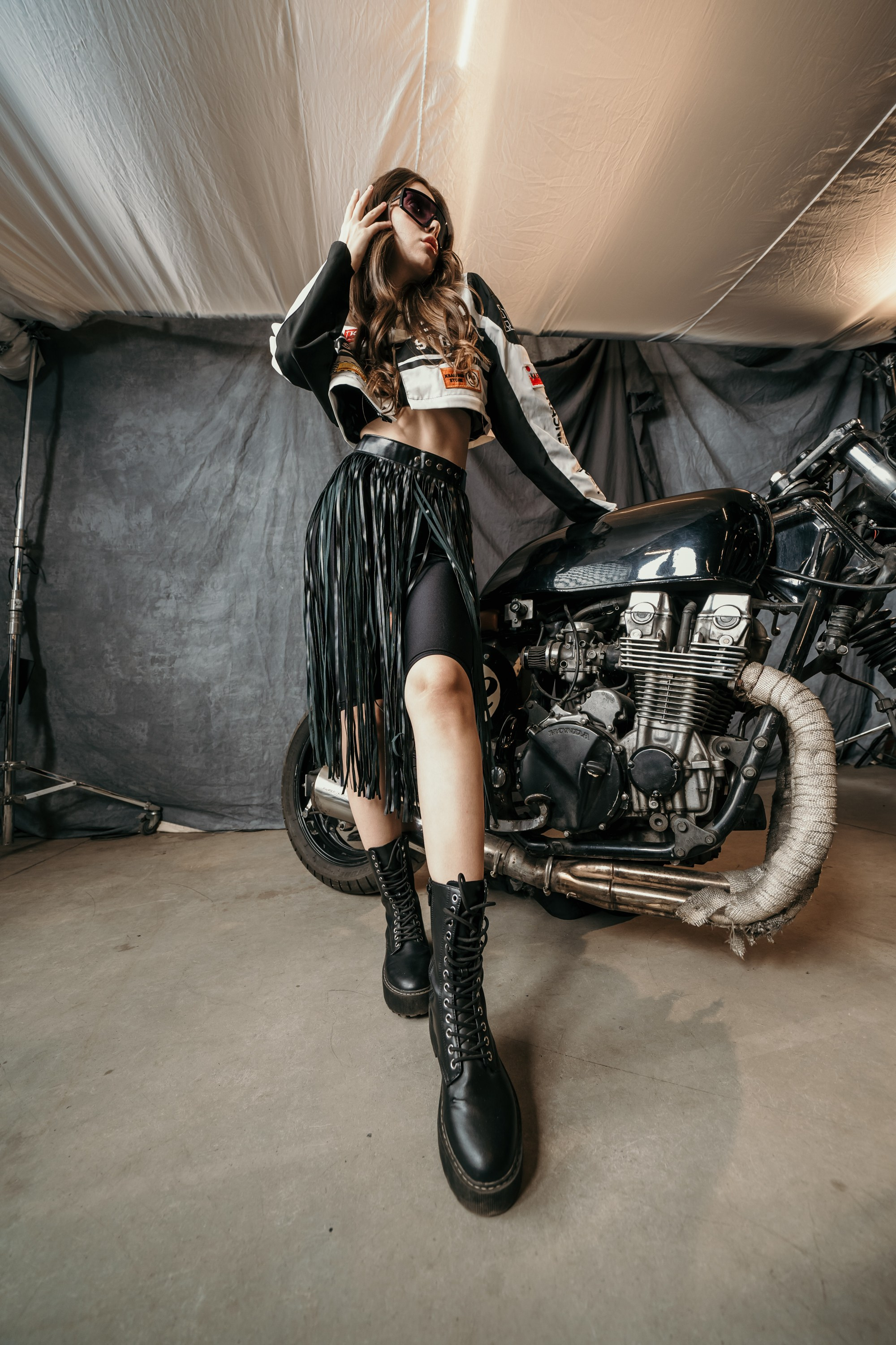 Фотосессия с мотоциклом в студии Санкт-Петербург. Свадебный, семейный, портретный, репортажный фотограф в Санкт-Петербурге