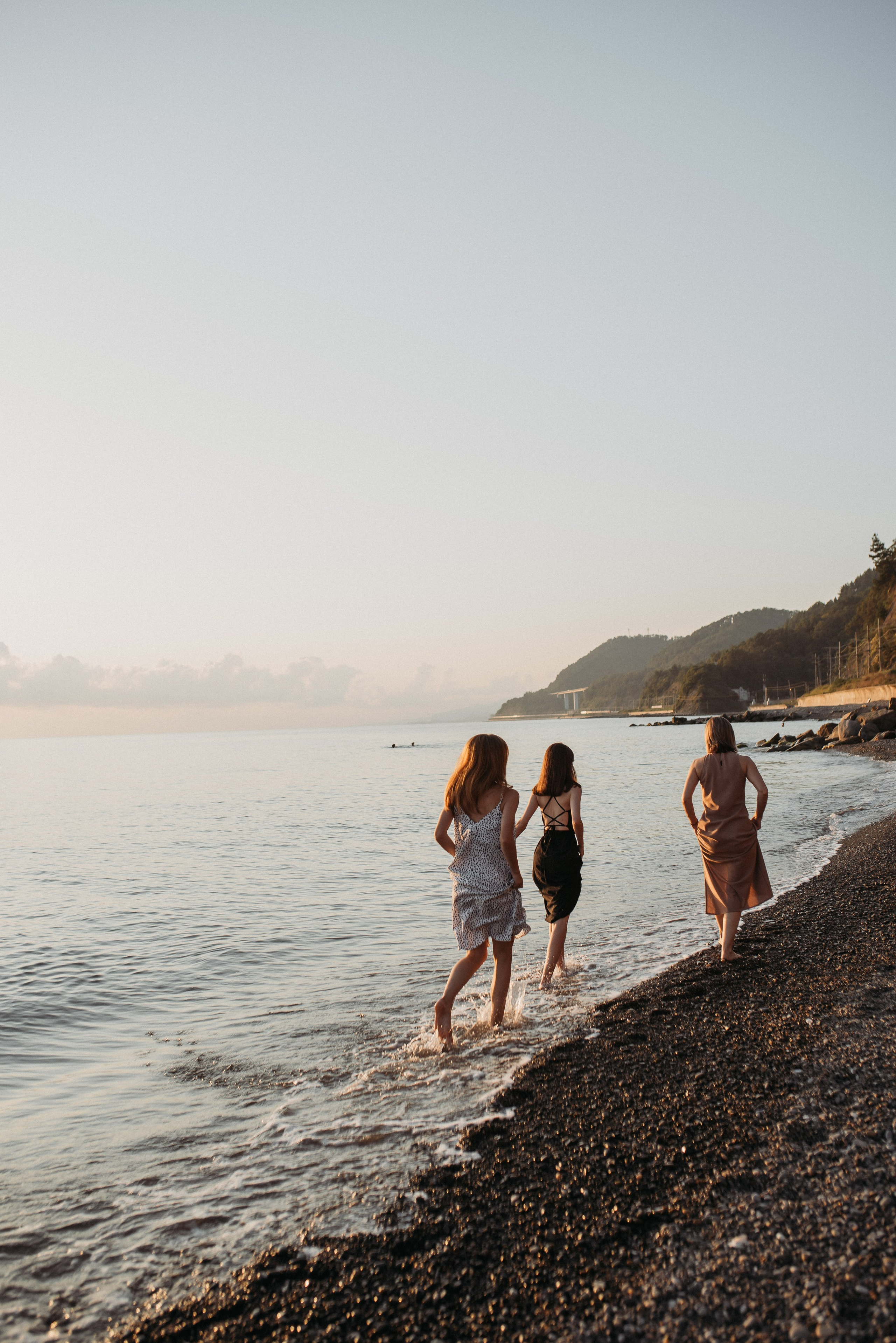 Семейная фотосессия мамы с дочками на берегу моря в Сочи Сириус Адлер. Фотограф в Сочи — Маргарита Поганова
