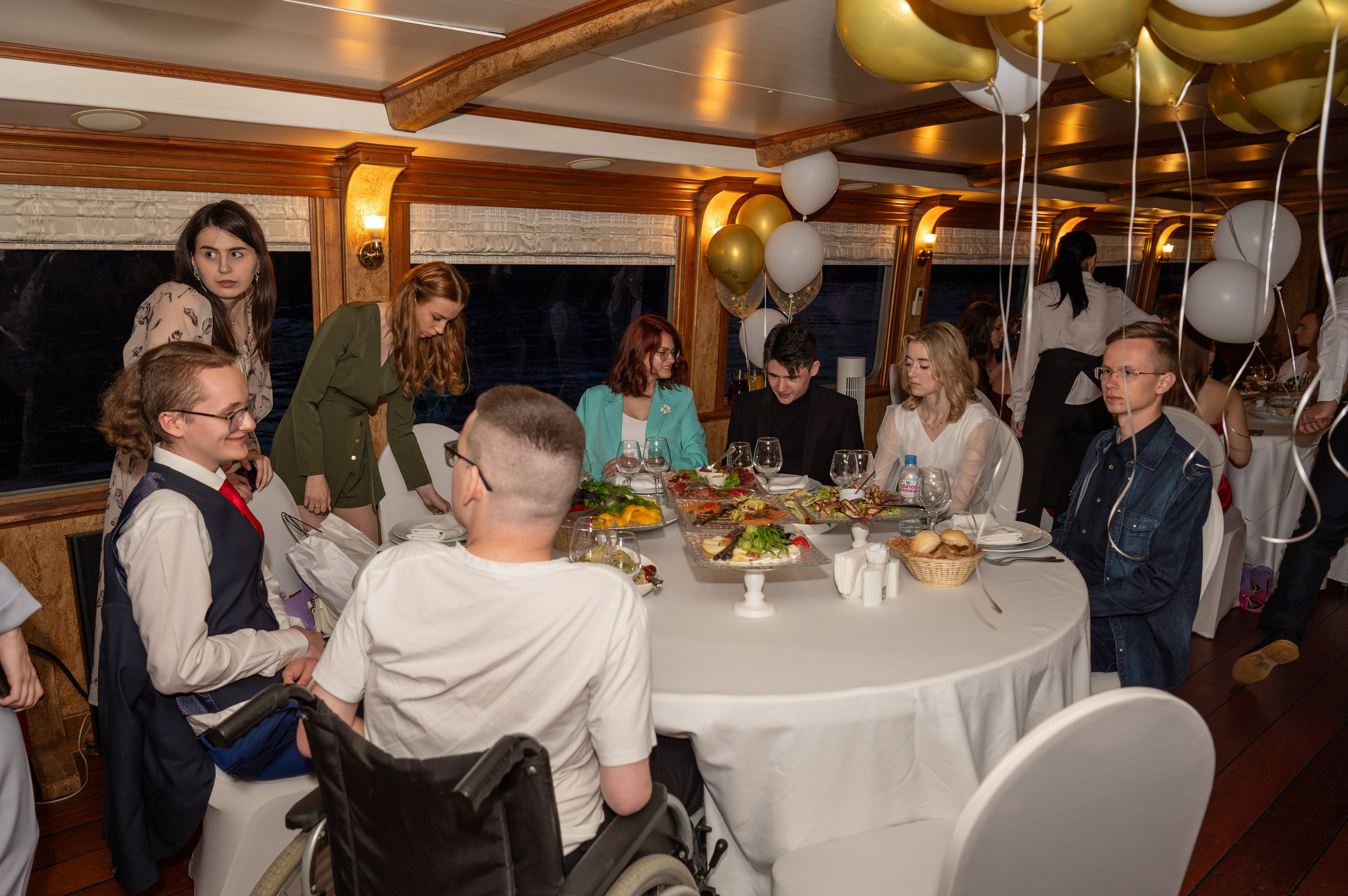Выпускной вечер 11 класс на теплоходе. Детский и семейный фотограф г. Москва Оксана Катаджи