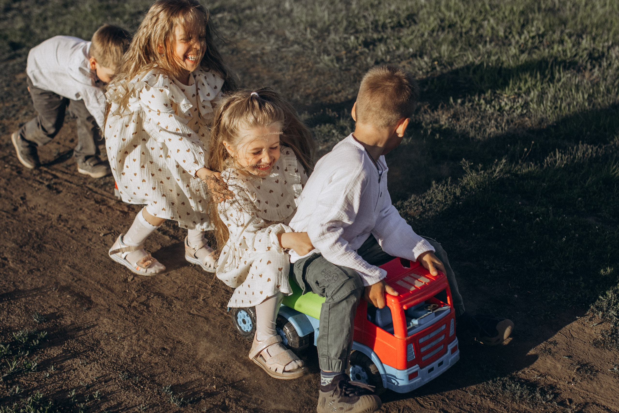 Саша, Миша, Вера и Вика летняя прогулочная съёмка. Семейный фотограф lifestyle в Новосибирске Елена Шпилевая