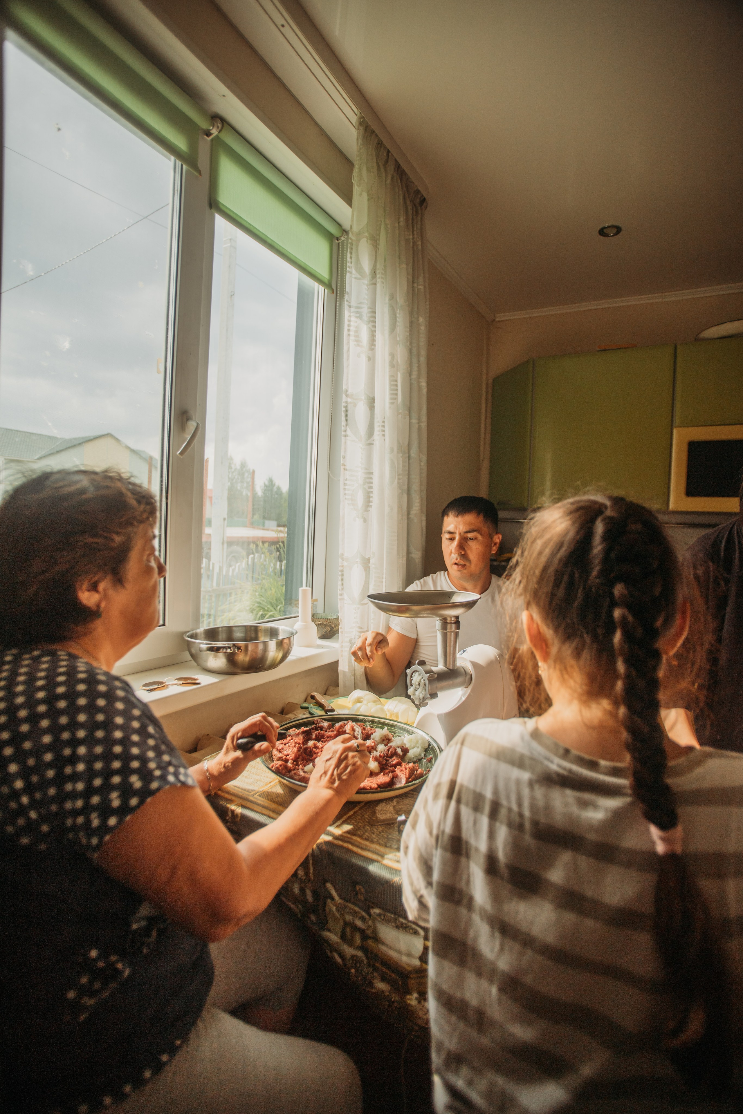 Домашняя фотосессия моей семьи. Венера Гайн. Репортажный фотограф  Тюмень. Обучение фотографии с 0