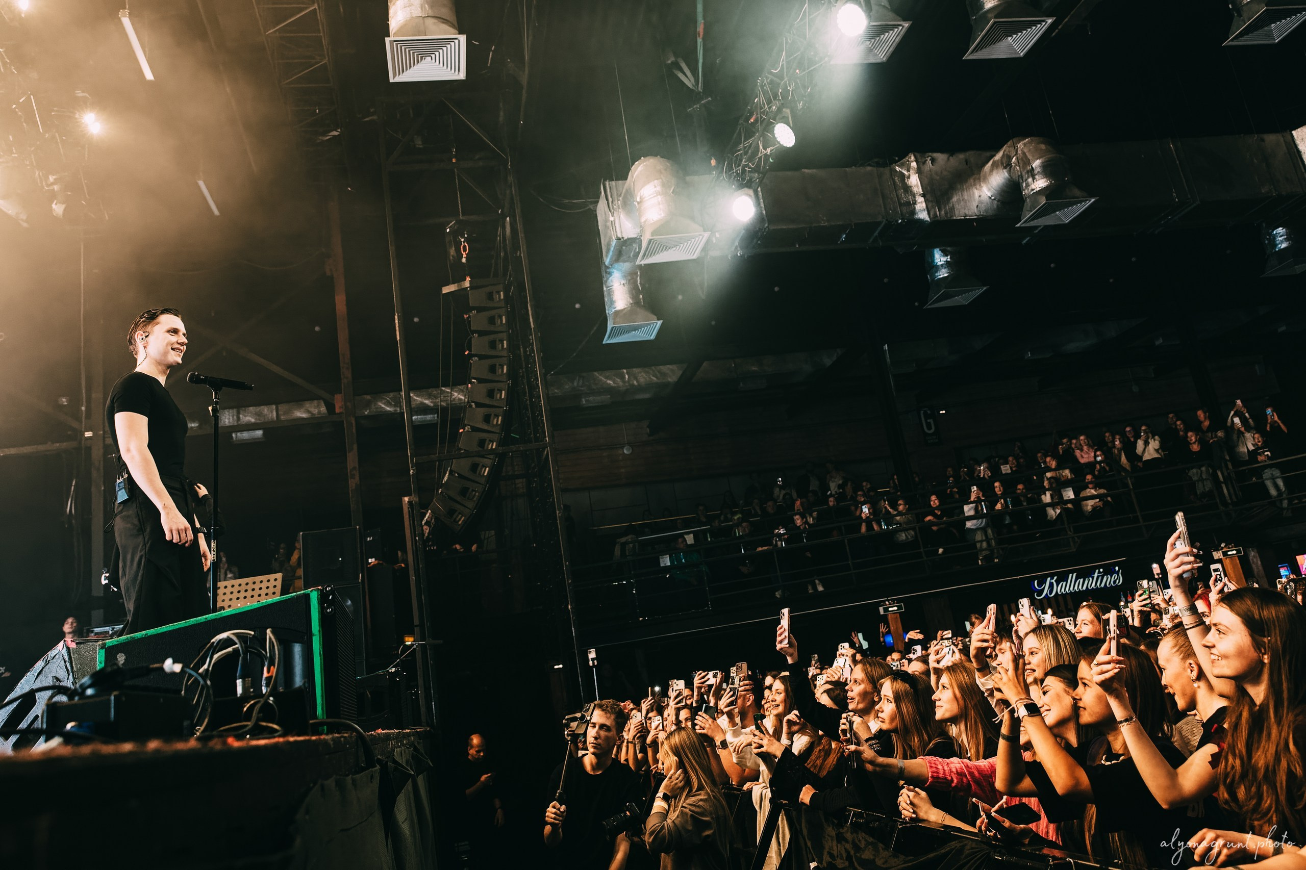 Ваня Дмитриенко, фоторепортаж СПб, A2, 23.10.2025. Алена Адрианова: фотограф в Санкт-Петербурге