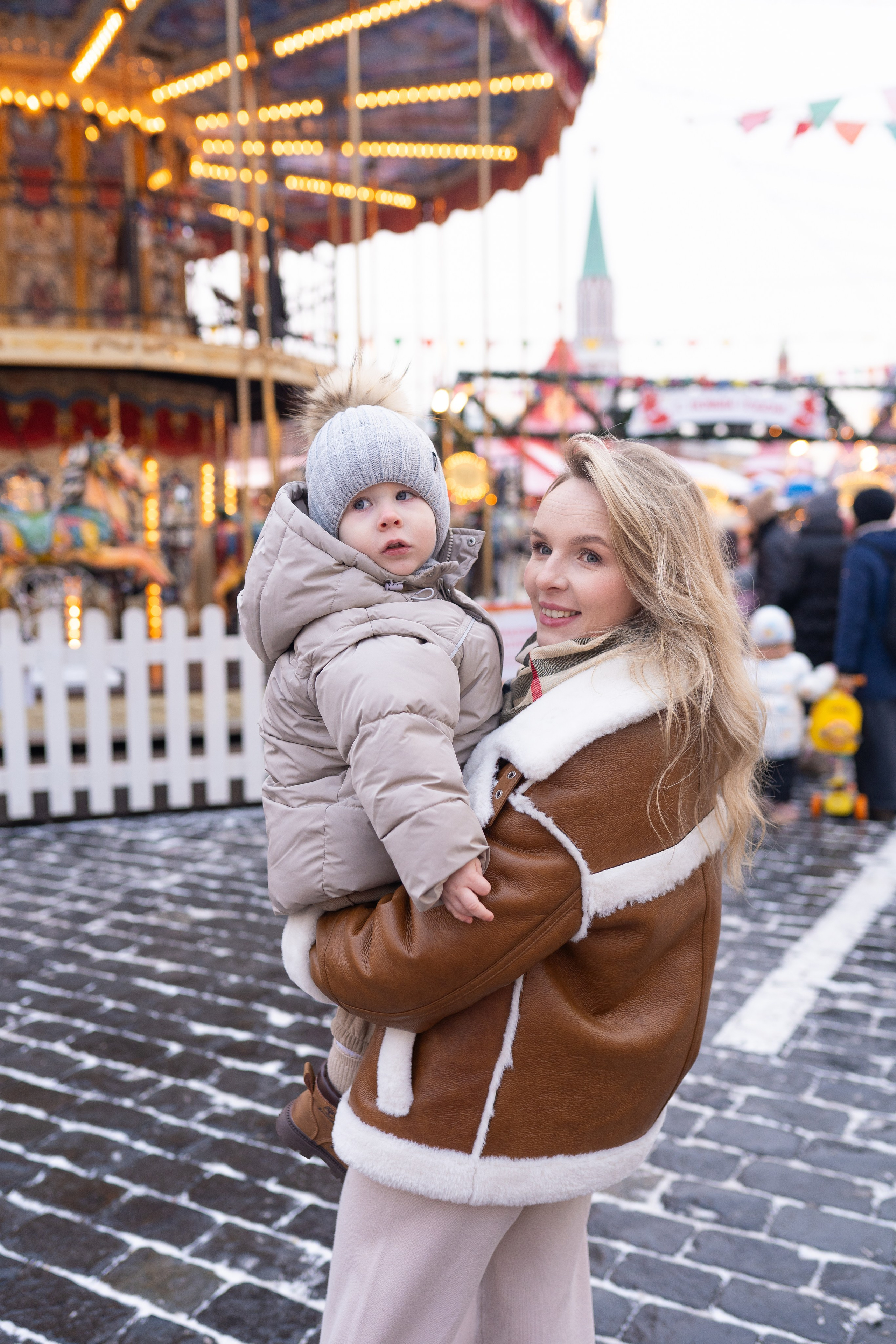 Павел, Егор и Наталия на ГУМ Ярмарке. Свадебный фотограф в Москве Анна Полушина