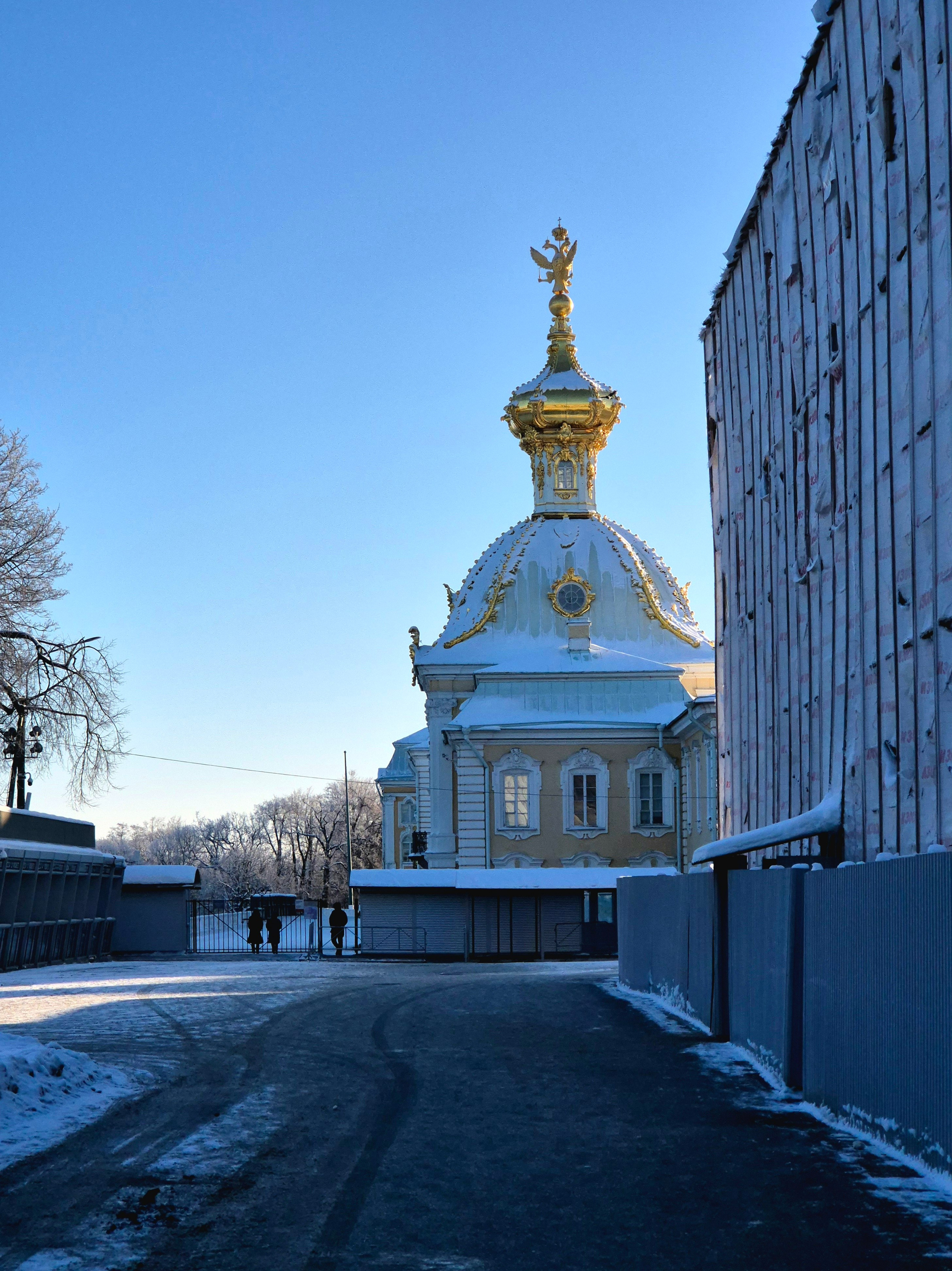 Пустая парковка, у касс - никого. Я сначала подумал, что закрыто
