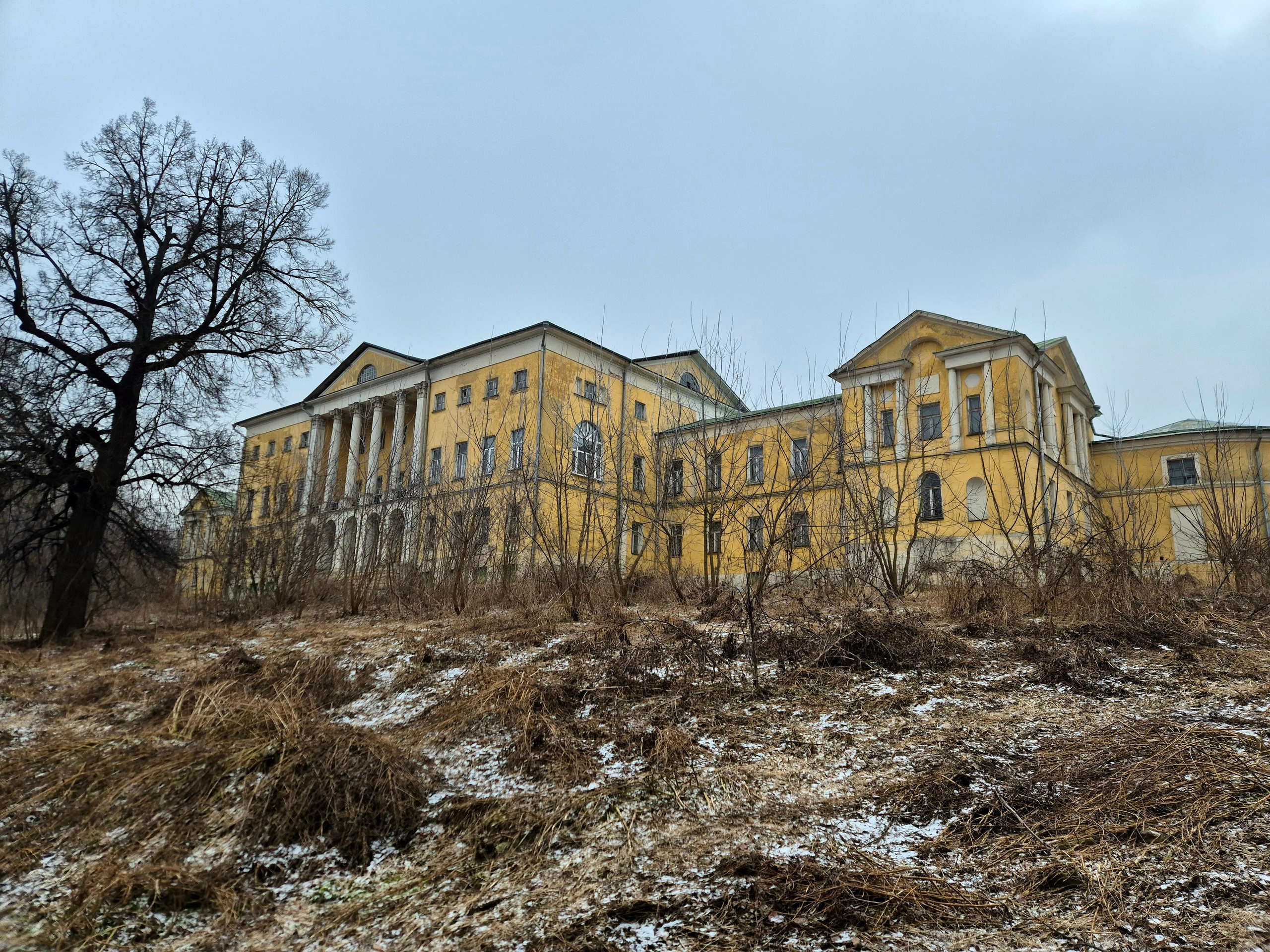 Вдохновлен архитектор был венецианскими виллами Палладио. Как спасти усадьбу от разрухи - не представляю! Оставило место очень удручающее впечатление, чуть ли не последний шанс увидеть постройки