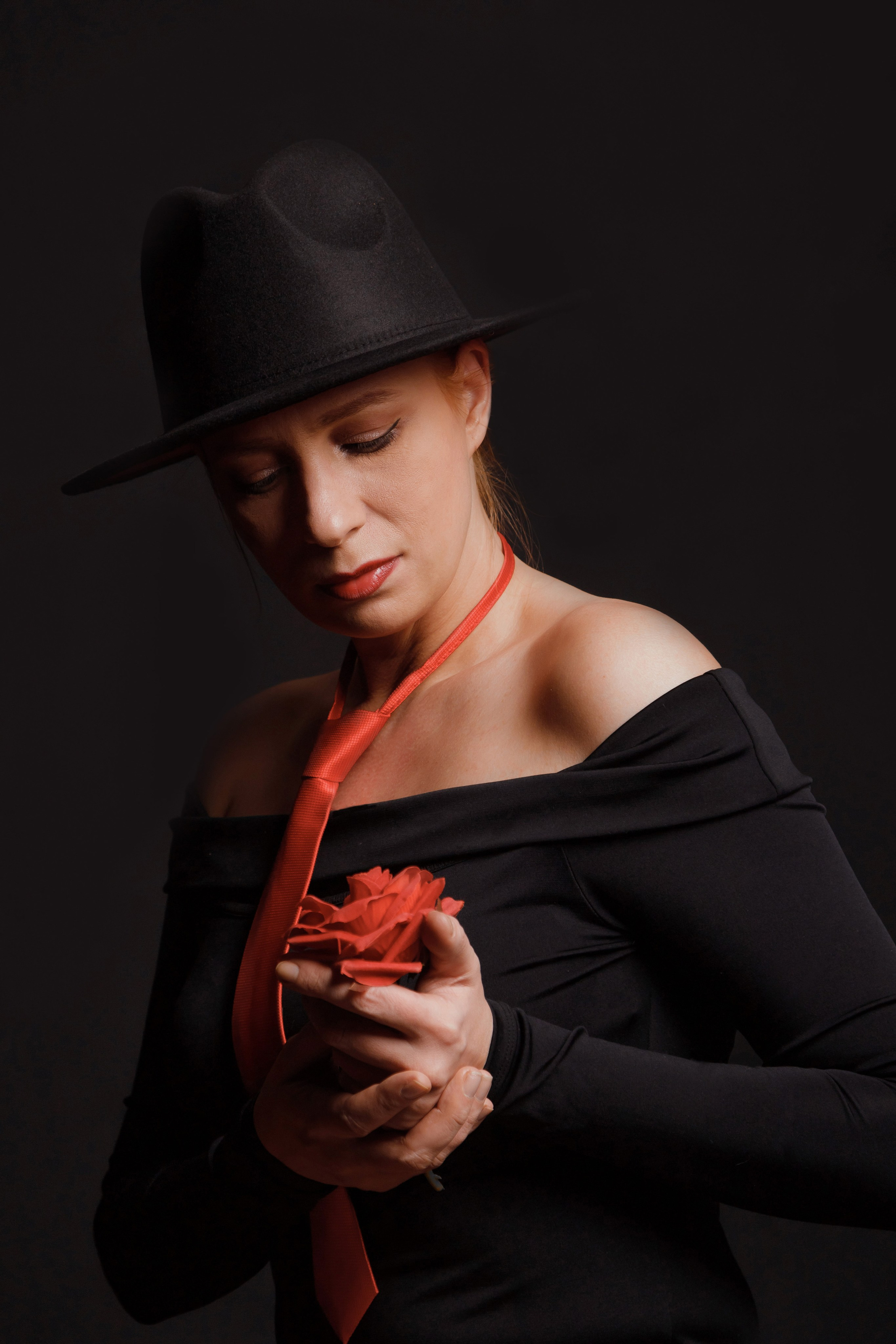 девушка в шляпе с розой позирование