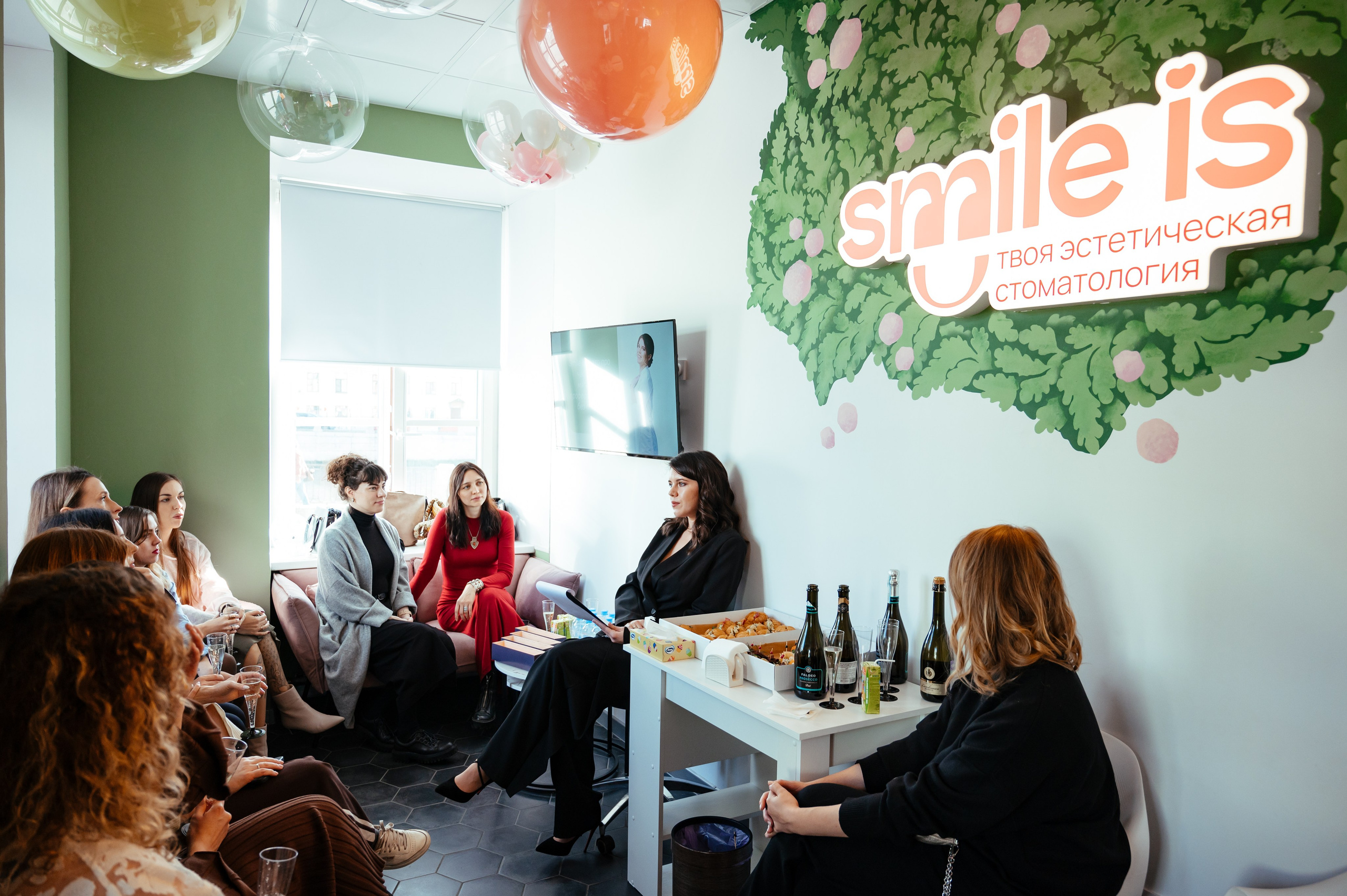 Открытие стоматологии Smile Is. Анастасия Петрович фотограф, фотокорреспондент в Москве и Санкт-Петербурге. Фотосъёмка репортажа, мероприятия, корпоративная съёмка, контент