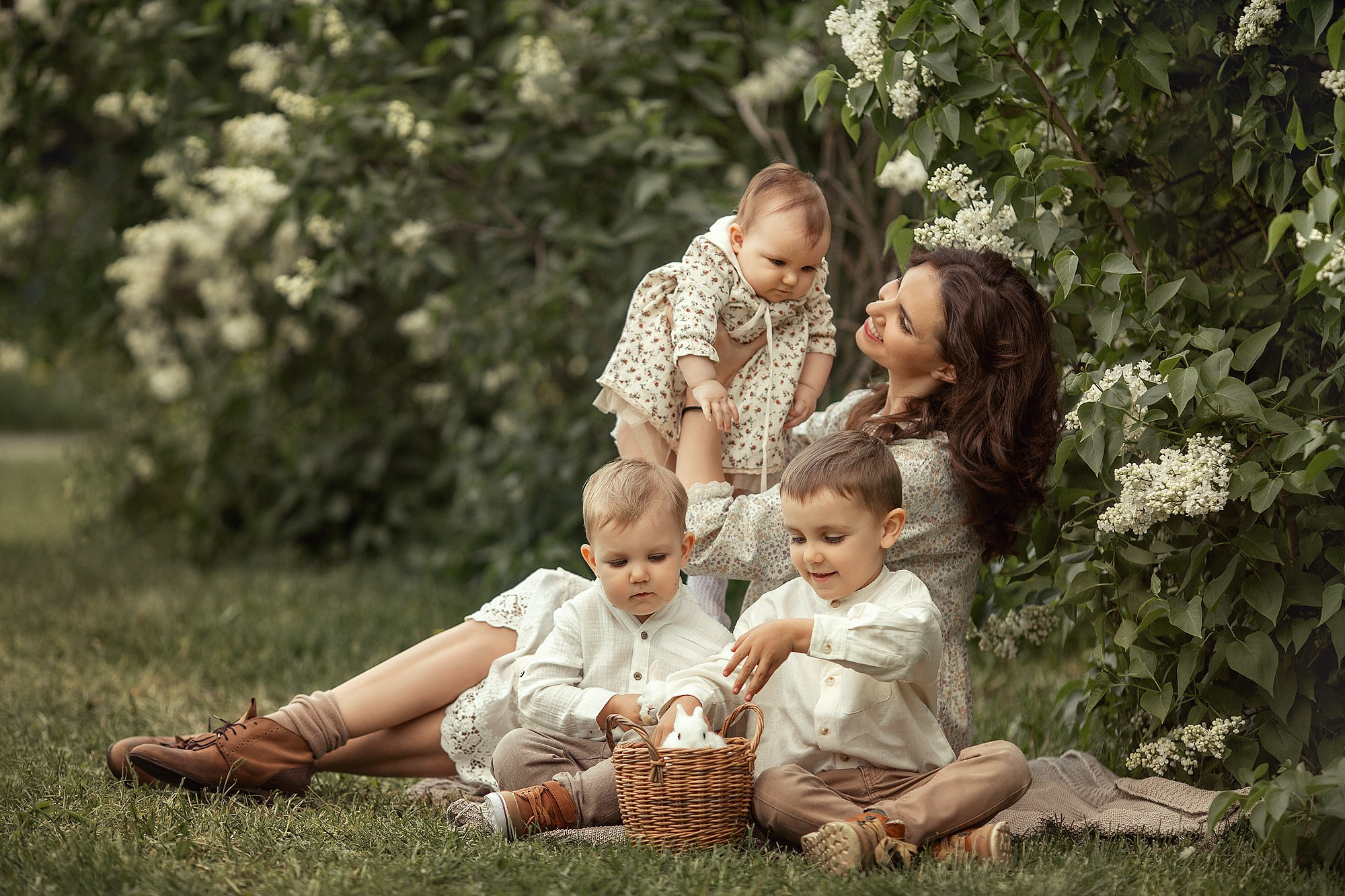 Малыши, кролики цветущая сирень. Tatyana Nadezhdina Family photographer