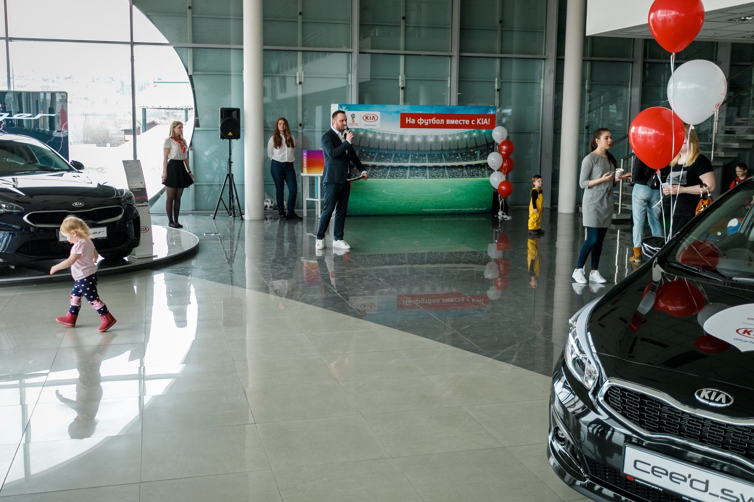 Розыгрыш билетов на ЧМ по футболу FIFA @ Киа Центр. Репортажный фотограф Максим Полянский. Москва, Санкт-Петербург, Красноярск