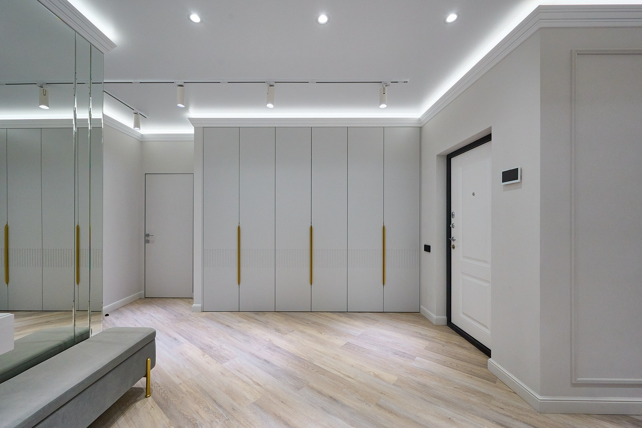 коридор белый с подсветкой большой белый шкаф 