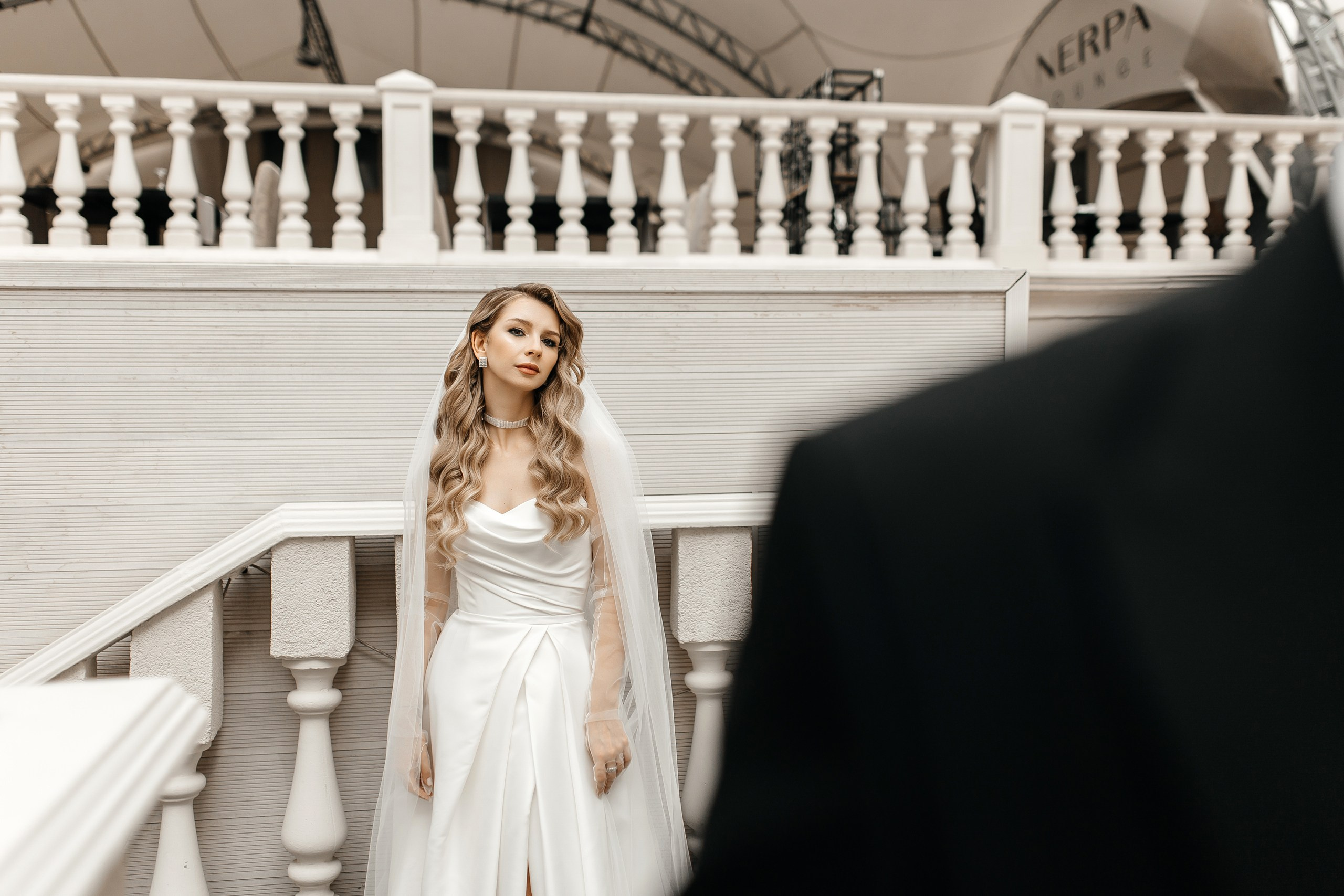 Здравствуйте! Я&nbsp;свадебный фотограф из&nbsp;Ульяновска, работаю в&nbsp;том числе по&nbsp;всей России и&nbsp;с&nbsp;выездом за&nbsp;границу. Снимаю свадьбы, lovestory, корпоративы, светский репортаж. Провожу обучение по&nbsp;фотографии, мастер-классы и&nbsp;воркшопы для других фотографов.