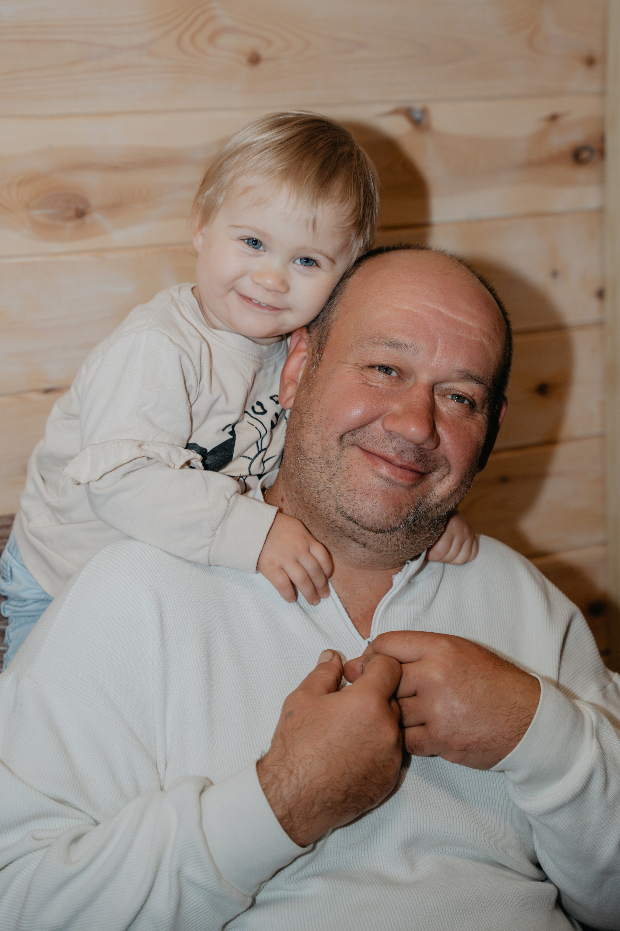 С внучкой. Любимые бабушка и деда