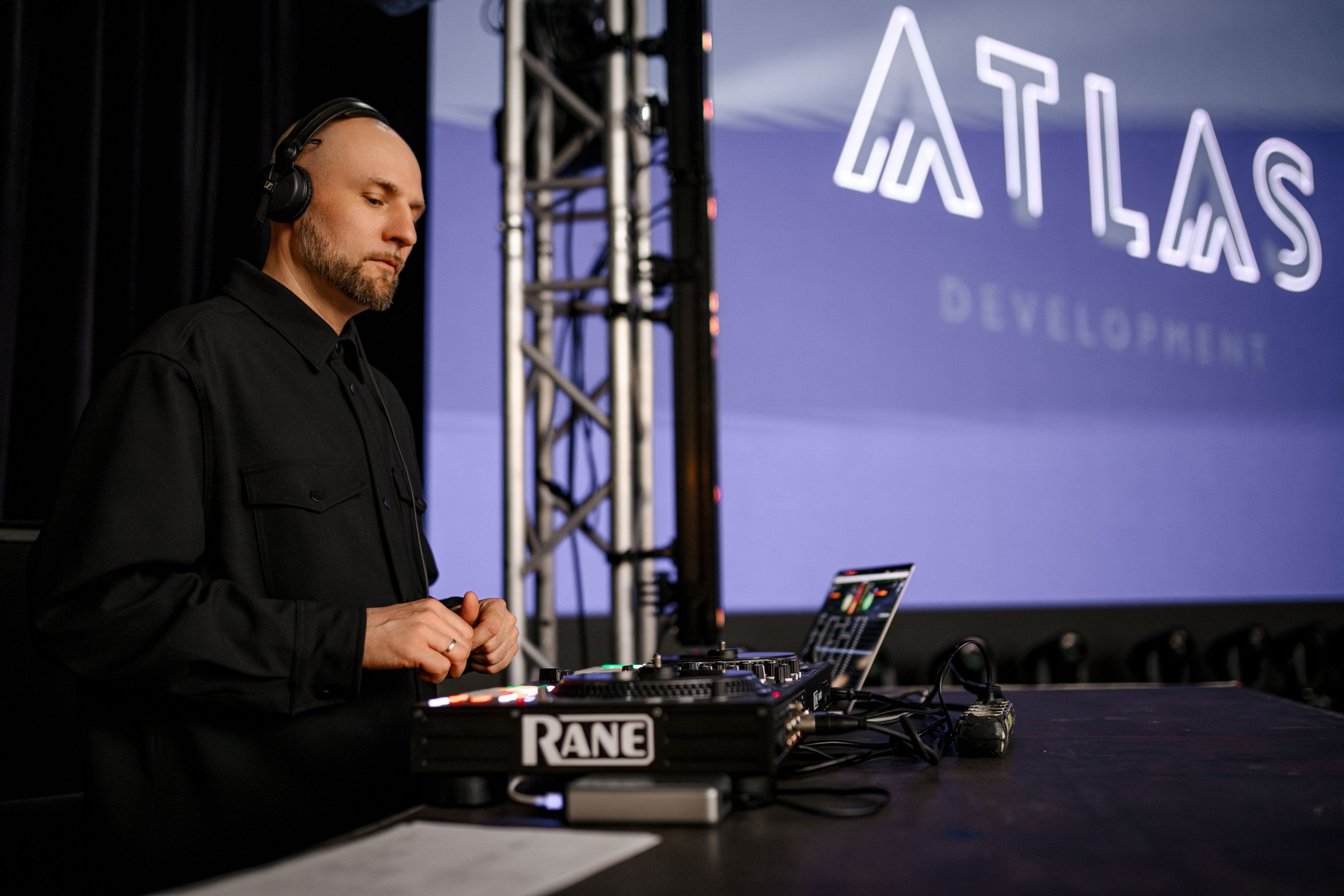 Атлас Девелопмент. Максим Комаров — Профессиональный фотограф