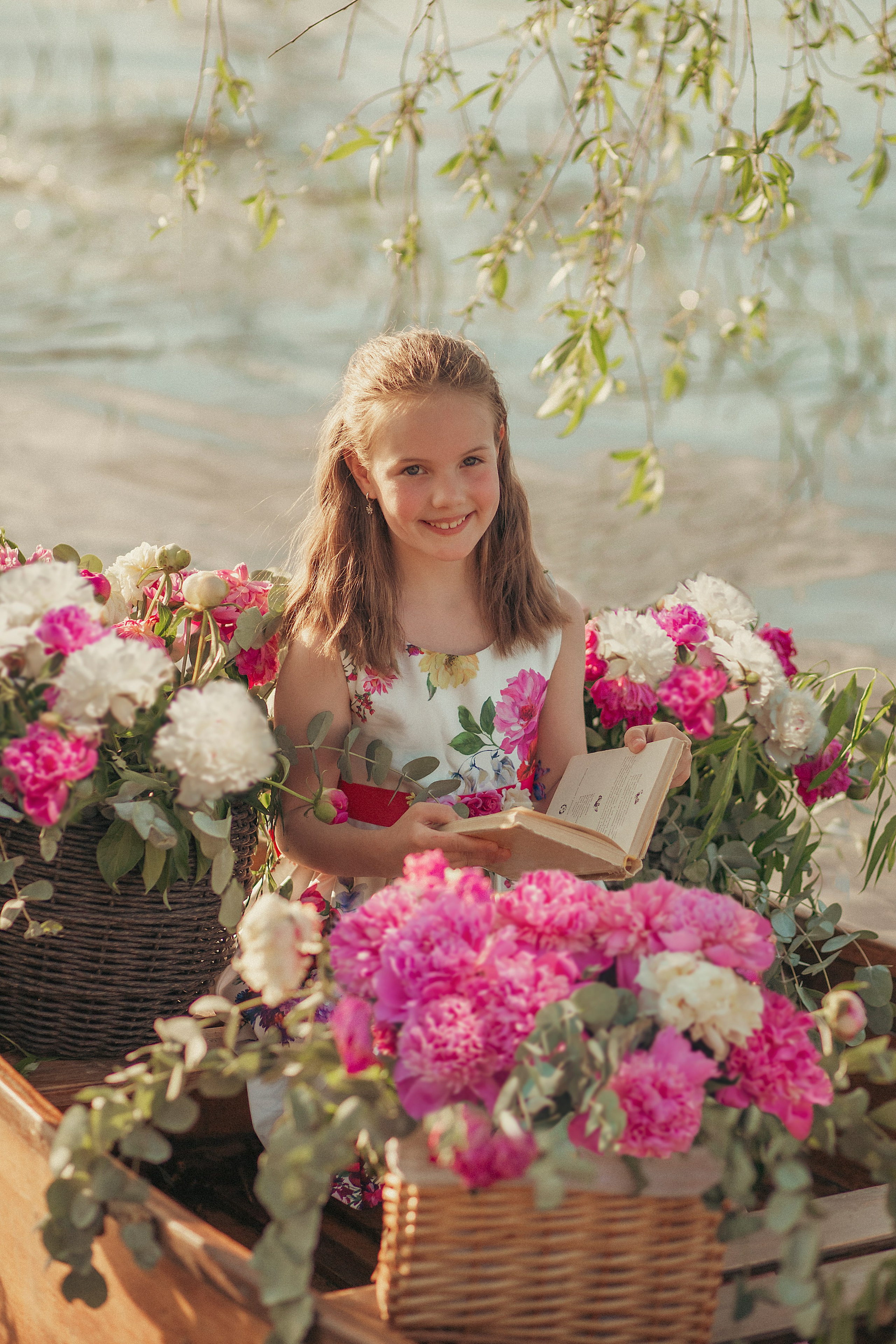 Лодка с пионами. Фотограф Ольга Бобб Нижний Новгород