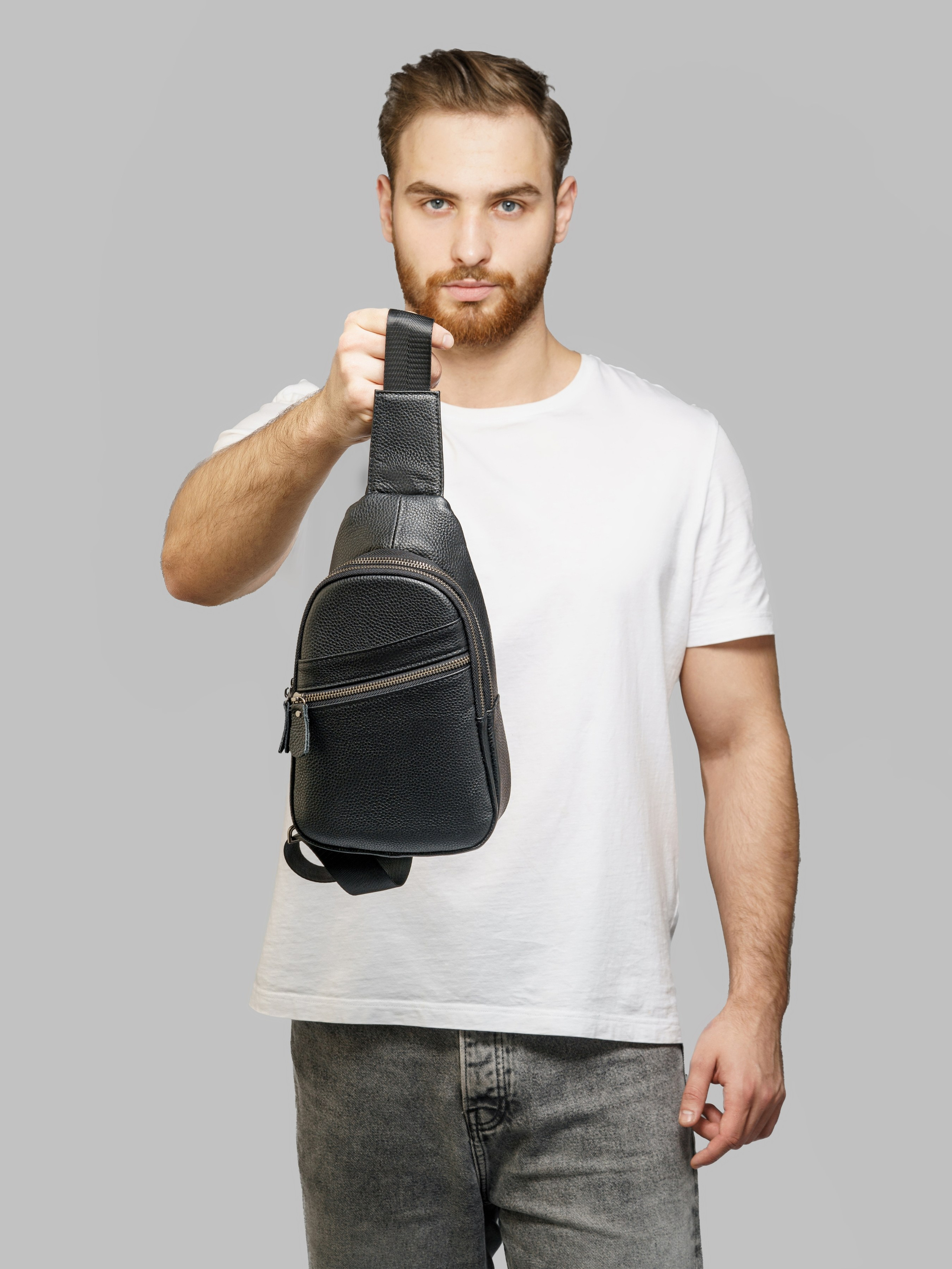 Сумки-бананки, модель Кирилл. KED Production — продакшн из СПб. Создаём фото, видео и контент, который помогает брендам и селлерам продавать больше