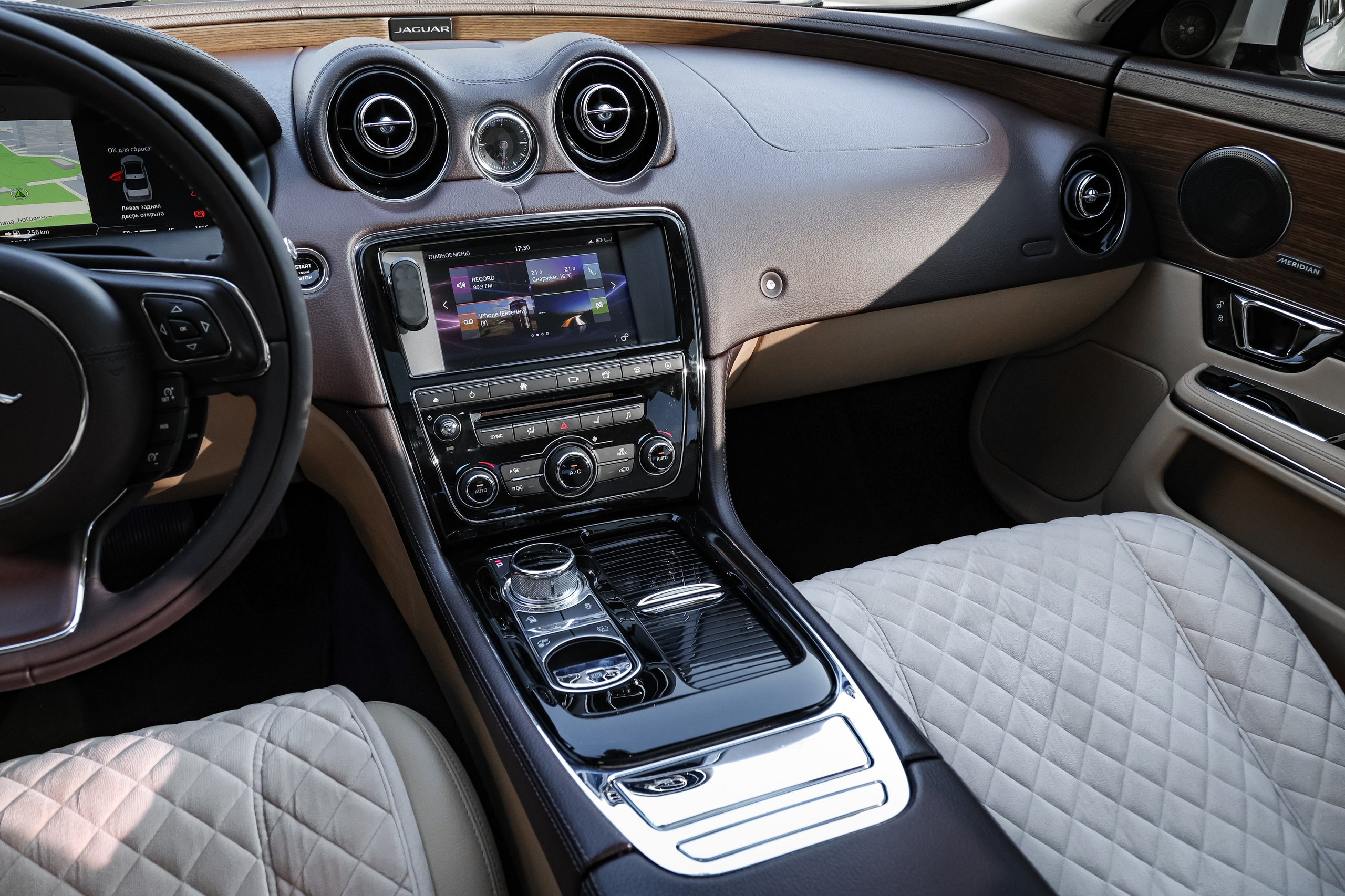 2017 JAGUAR XJ. Mixturecaptures