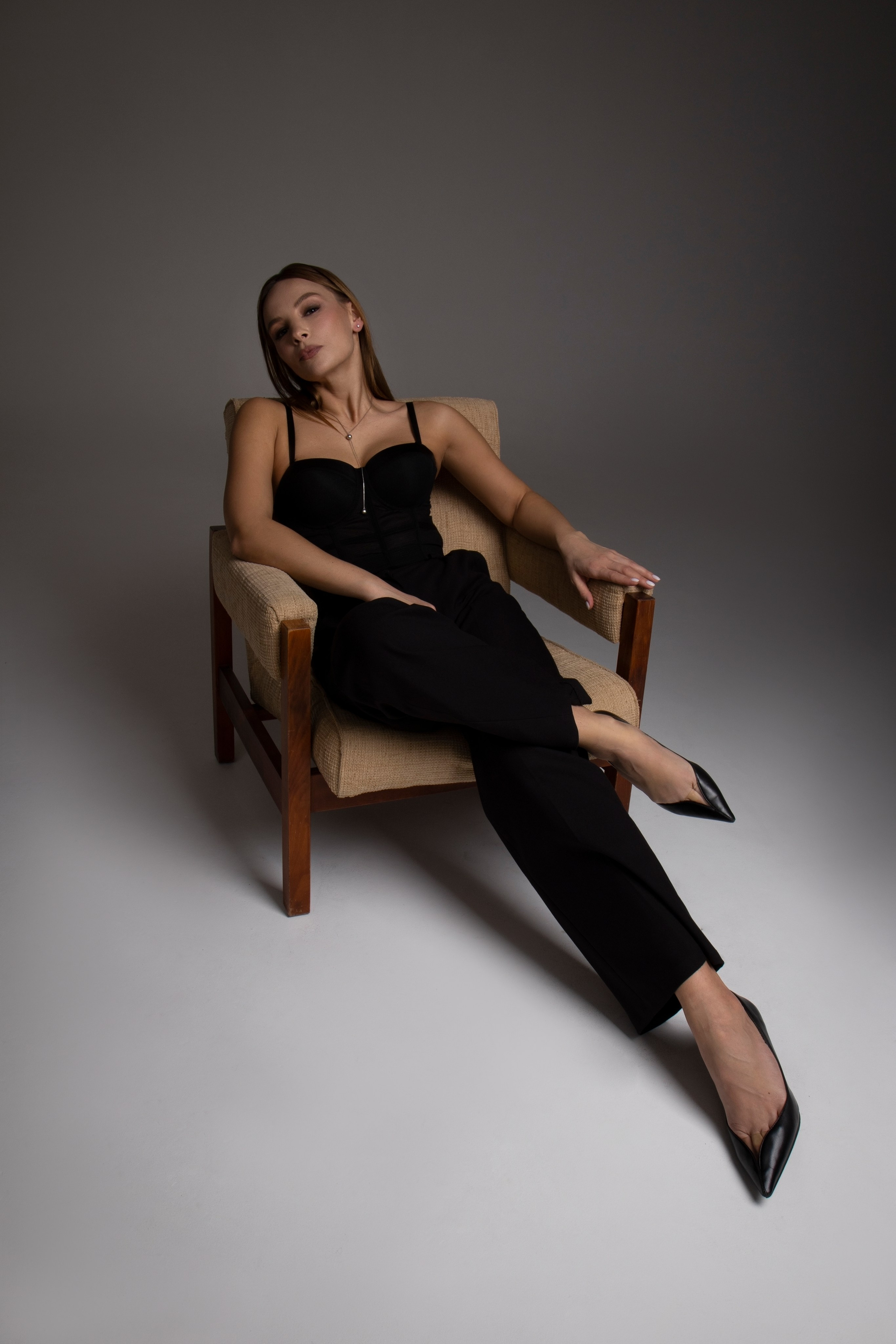 Вера женский портрет. Фотосессия в Москве! Помощь визажиста и стилиста. Фотосессия в стиле минимализм. Фотосессии в студиях Москвы с циклорамой. Фотосессия женского портрета идеи образов и позирования.