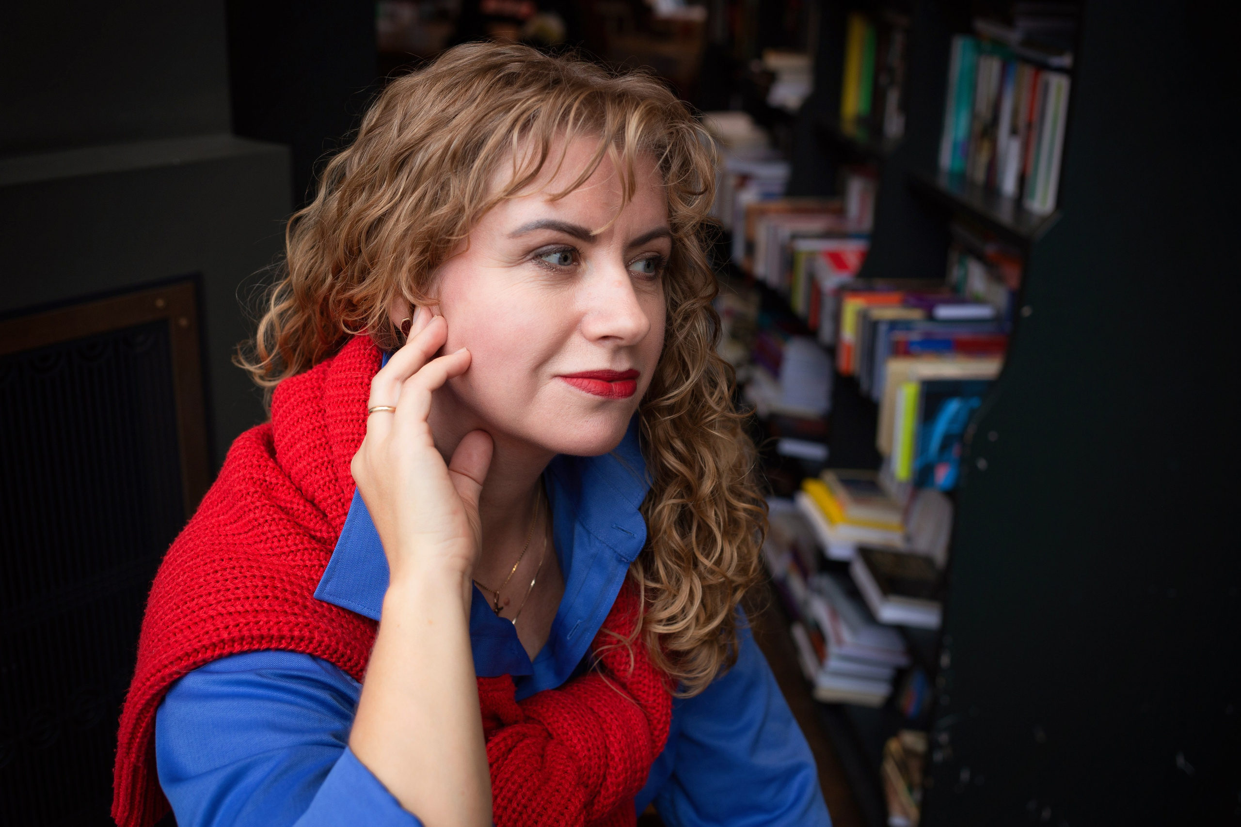 Фотосессия в СПб и книжном магазине Подписные издания. Портретные фотосессии, контент-съемки, репортаж