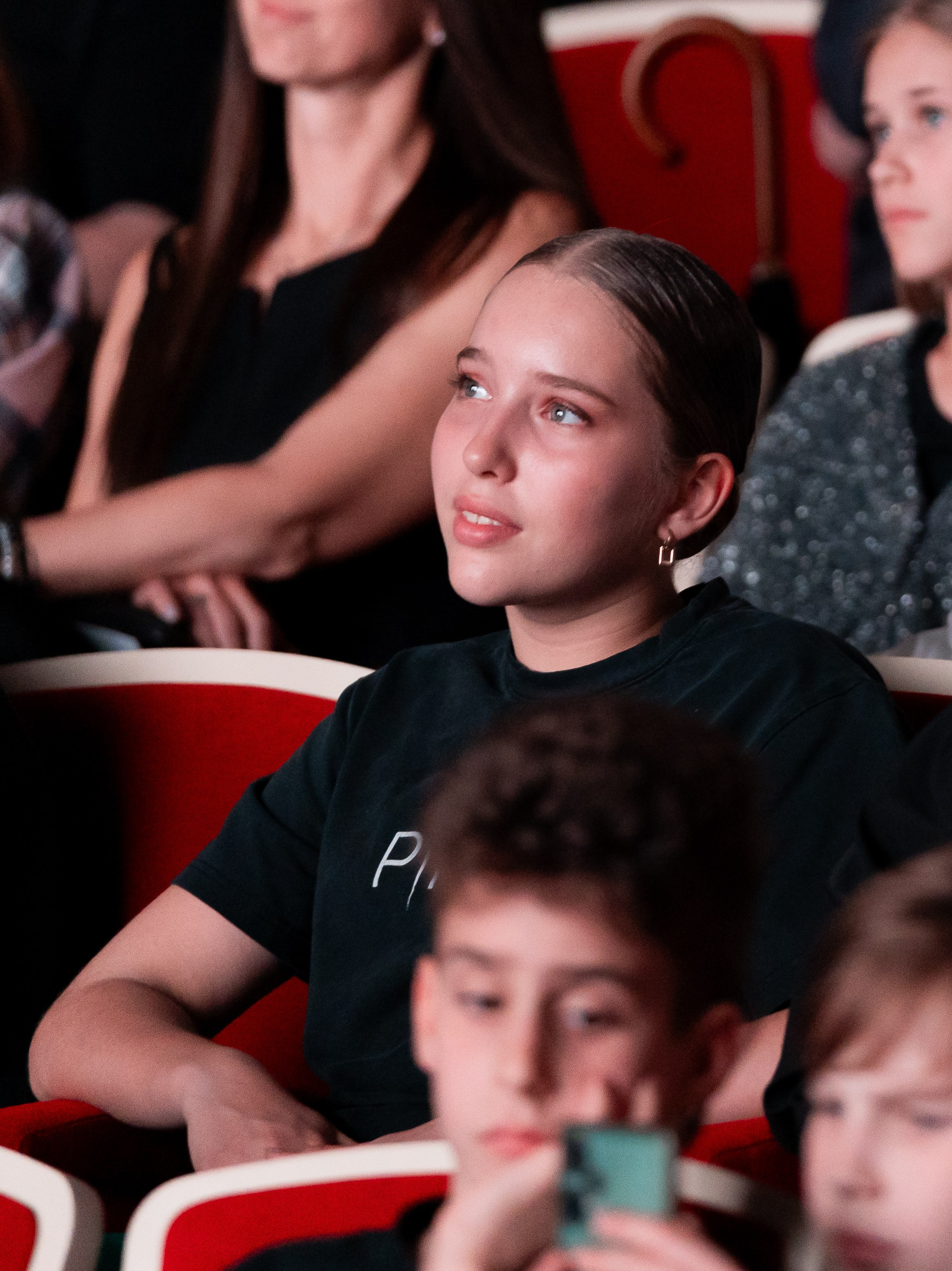 IDC Russia Kids выпускной – крупный план выпускницы в черной футболке IDC, автор Мальцев Евгений, Санкт-Петербург.