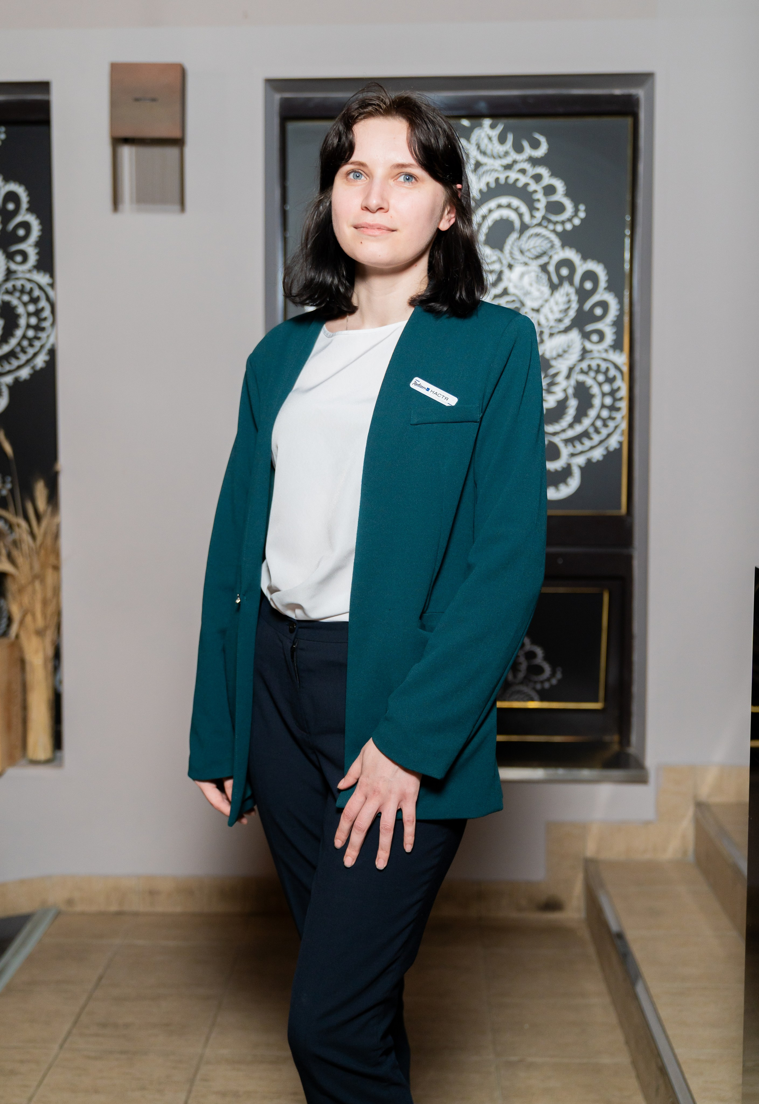 Девушка в зеленом пиджаке позирует в интерьере отеля Radisson Sonya. Официальное фото. Фотограф Евгений Мальцев, evrednix.ru.