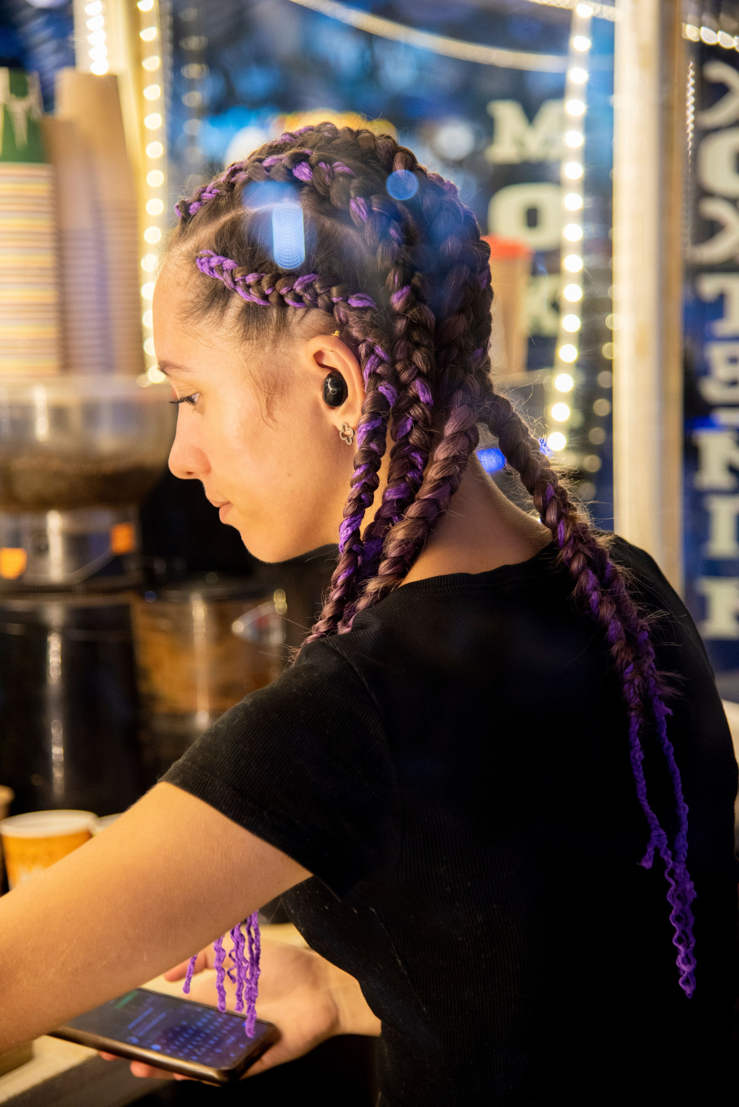 смуглая красивая девушка с афро-косами, пляжный бармен. посёлок Лазоревское