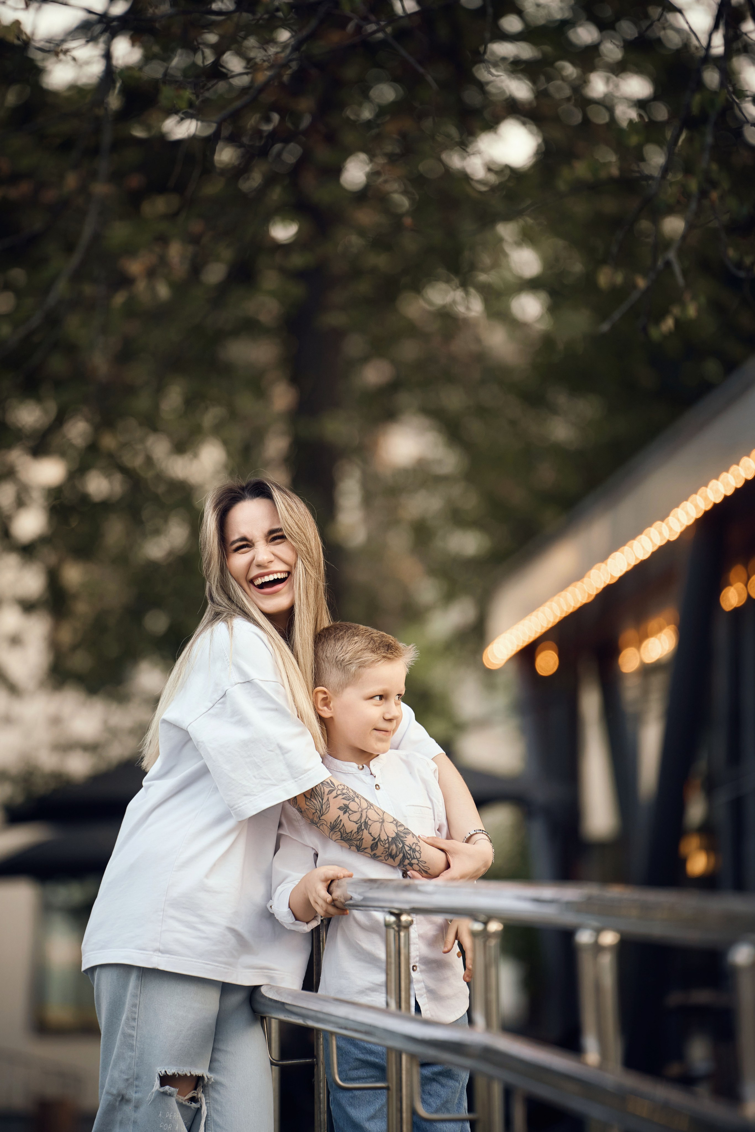 мама с сыном дурачатся у лестницы ресторана на территории ВДНХ 