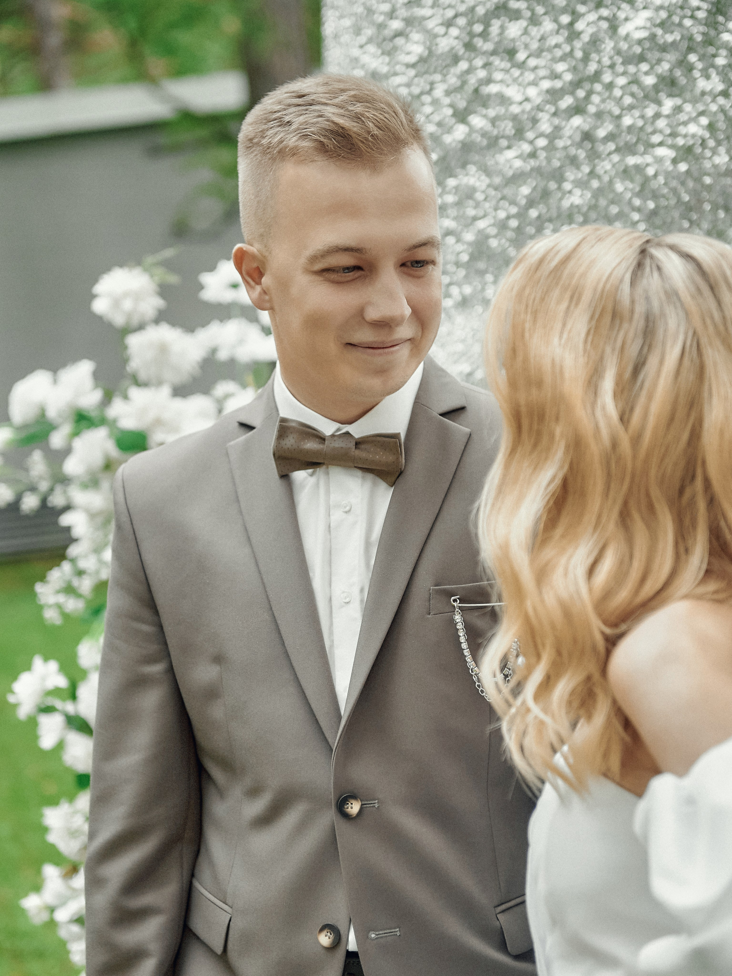 «Жених с невестой на выездной регистрации в лесу, свадебная фотосессия»