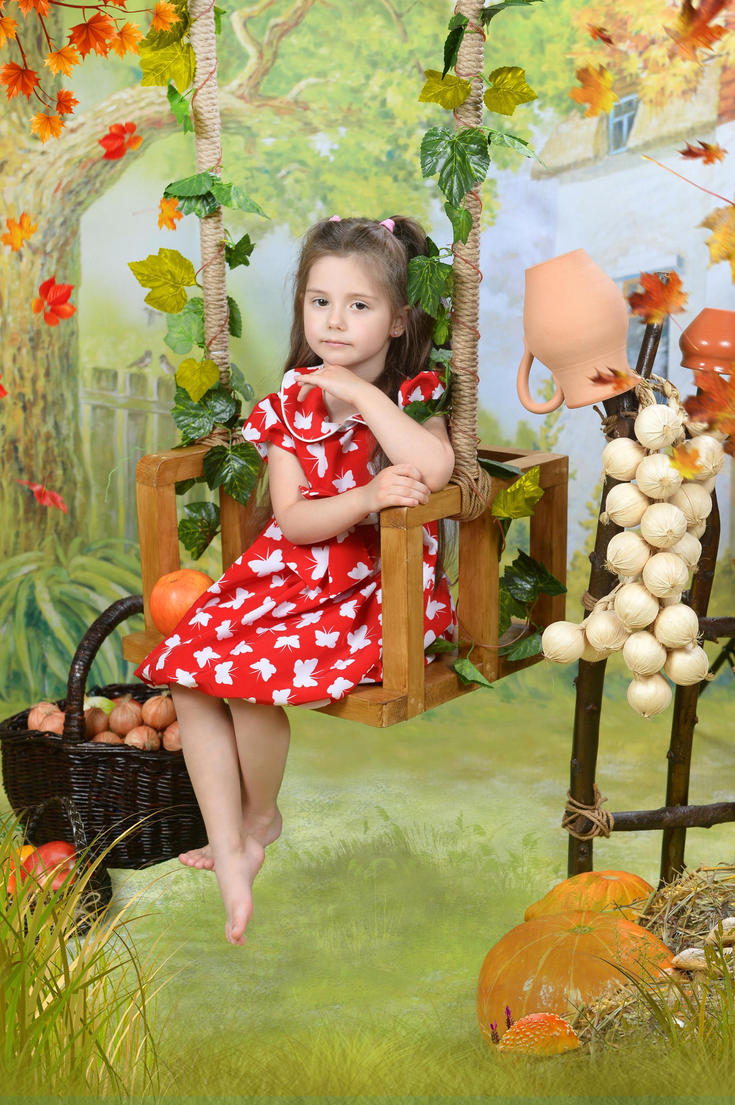 На качелях. ФотоАрт