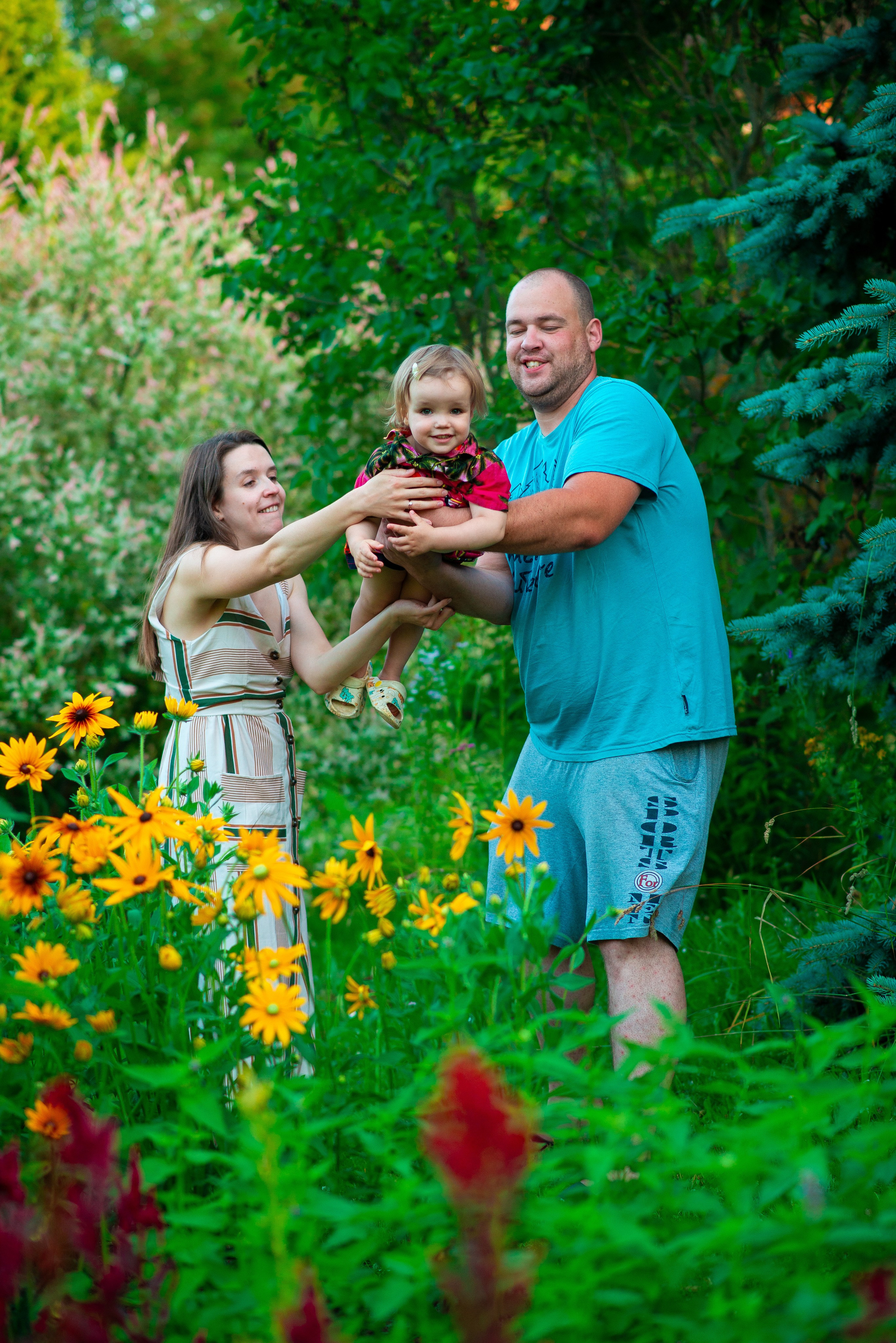 Вероника с семьей в ромашках. Семейный фотограф на выписку из роддома и крещение Минск Настя Гришук