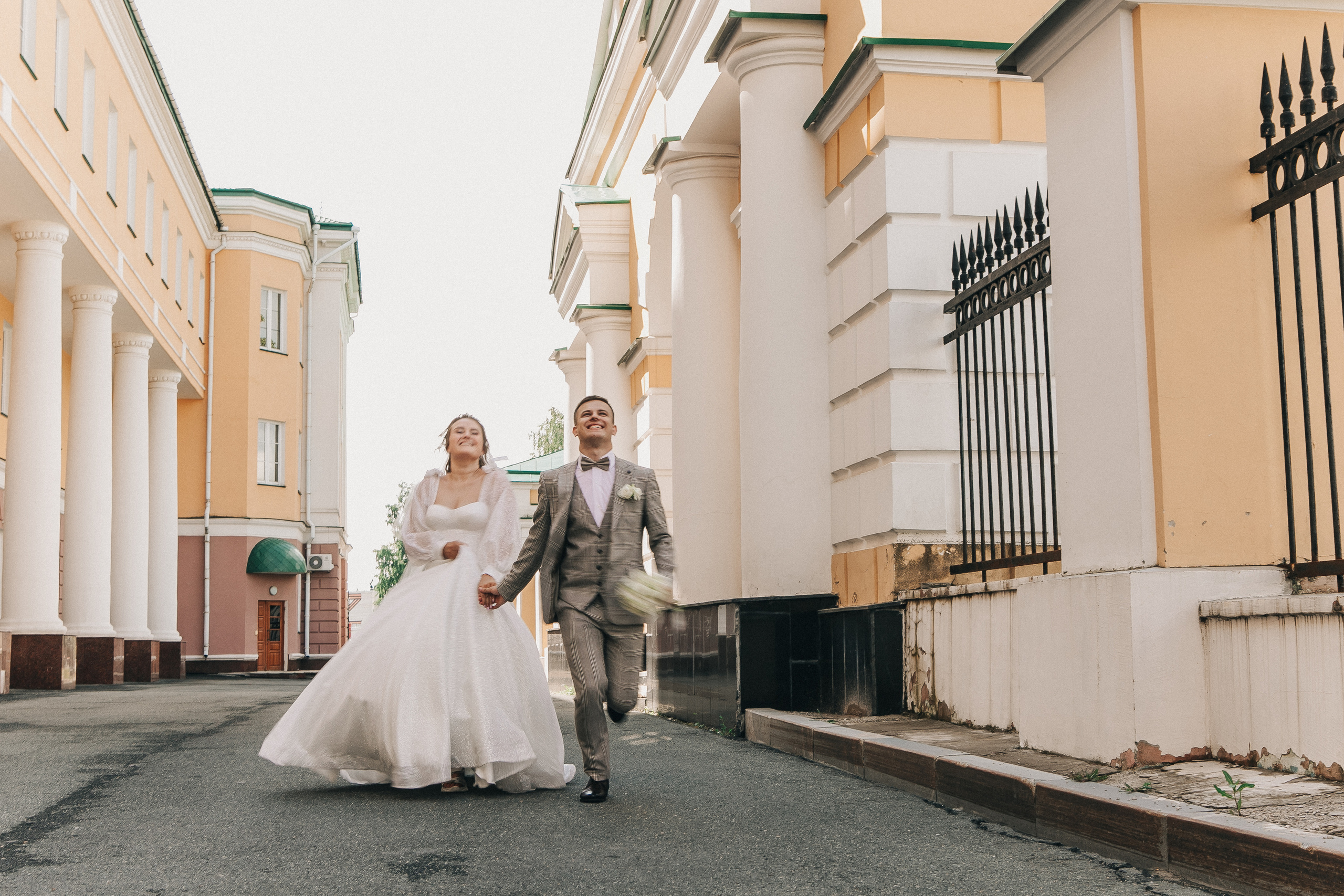 Диана и Илья. Набережная, Президентский дворец. Свадебный фотограф Юлия Сарапульцева, Ижевск