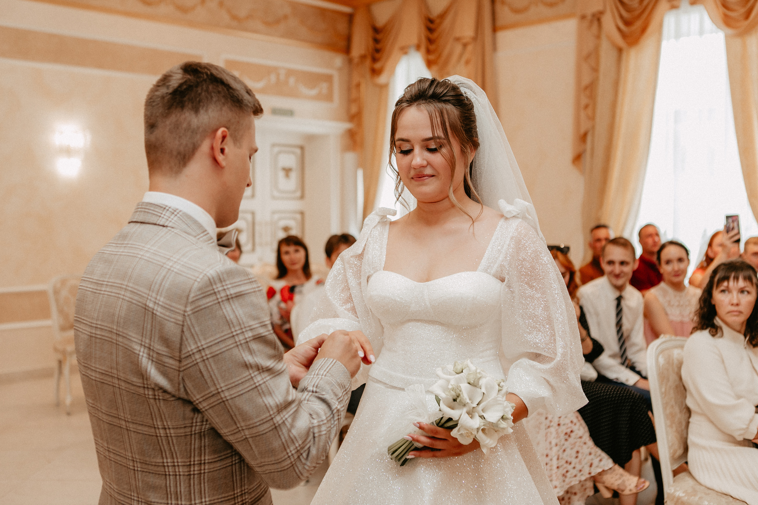 Диана и Илья. Набережная, Президентский дворец. Свадебный фотограф Юлия Сарапульцева, Ижевск