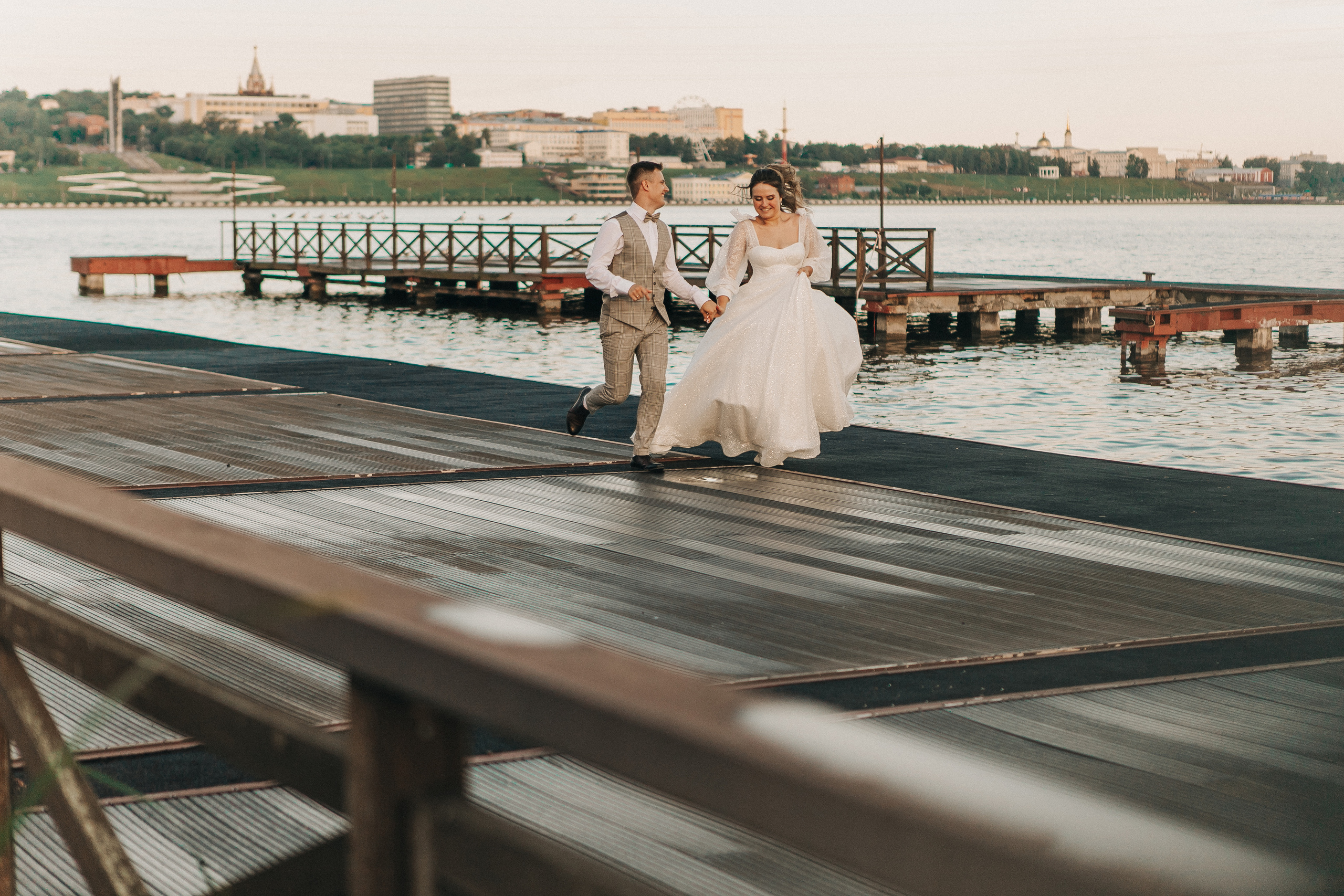 Диана и Илья. Набережная, Президентский дворец. Свадебный фотограф Юлия Сарапульцева, Ижевск