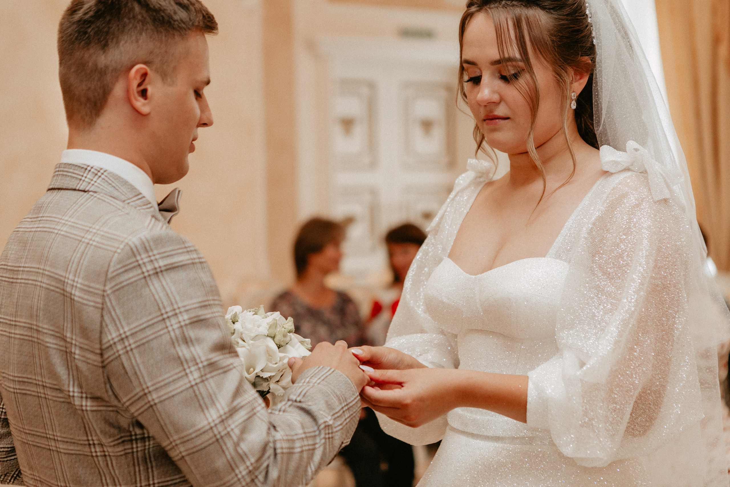 Диана и Илья. Набережная, Президентский дворец. Свадебный фотограф Юлия Сарапульцева, Ижевск