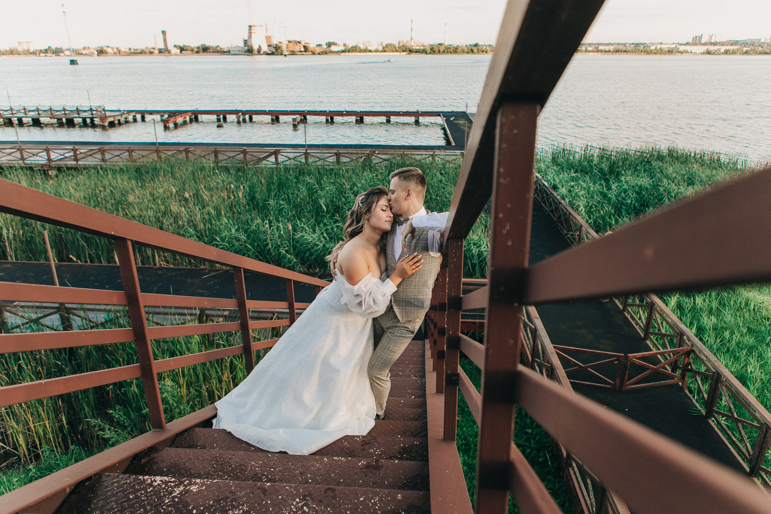 Диана и Илья. Набережная, Президентский дворец. Свадебный фотограф Юлия Сарапульцева, Ижевск