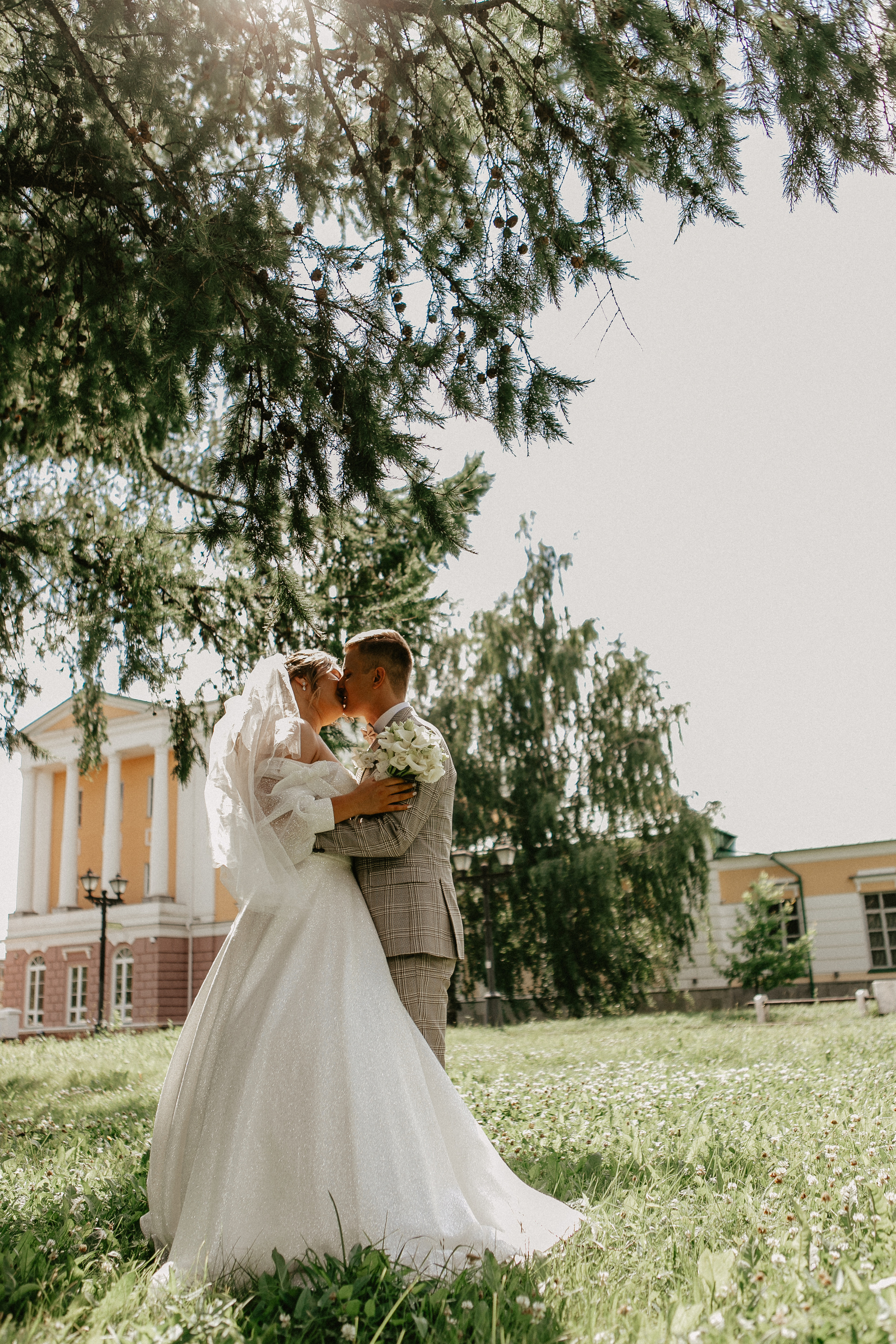 Диана и Илья. Набережная, Президентский дворец. Свадебный фотограф Юлия Сарапульцева, Ижевск