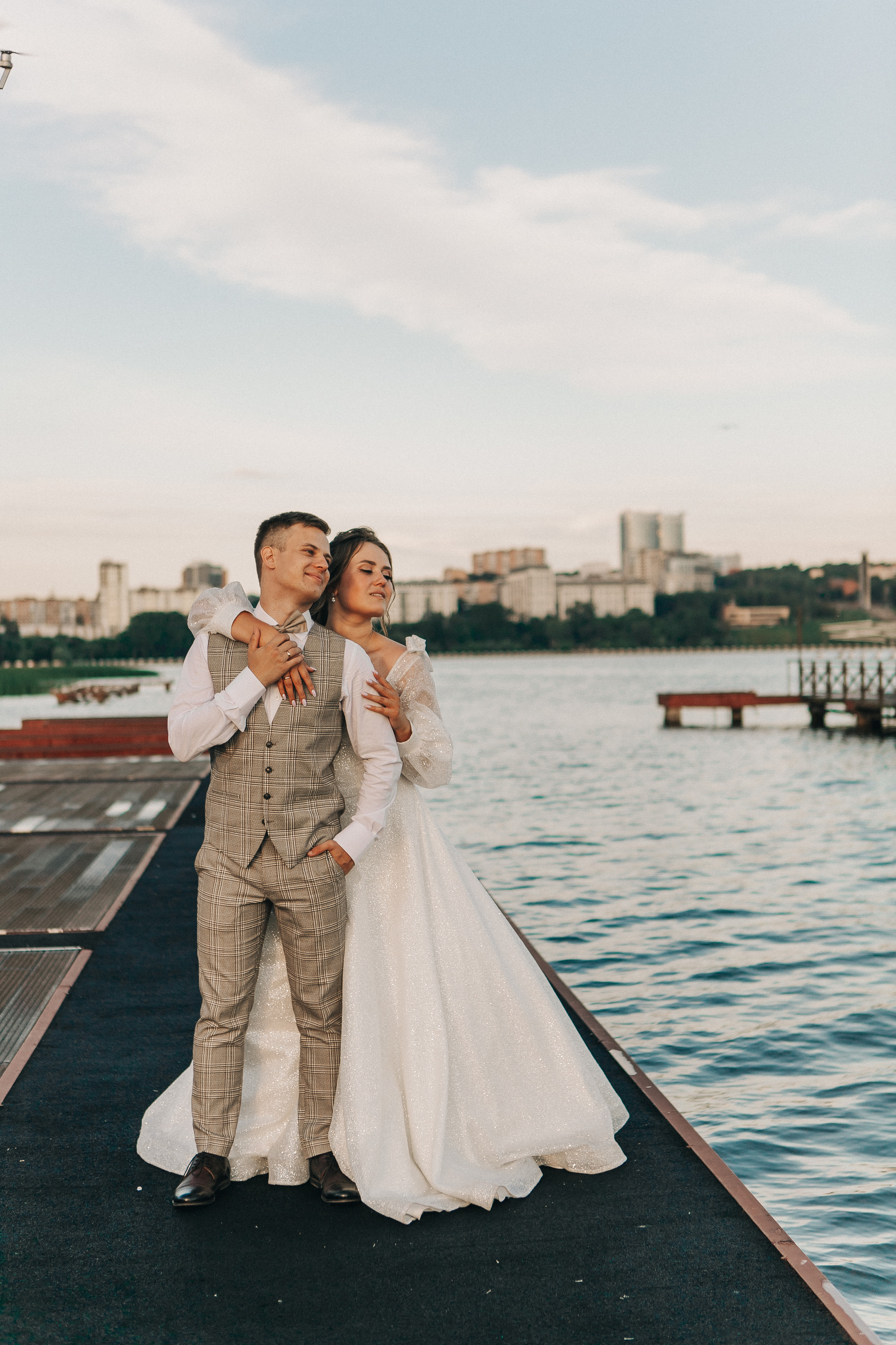 Диана и Илья. Набережная, Президентский дворец. Свадебный фотограф Юлия Сарапульцева, Ижевск