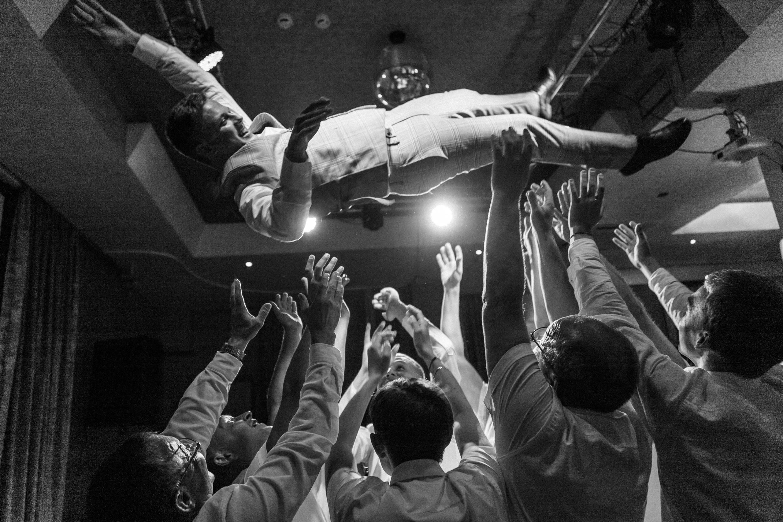 Диана и Илья. Набережная, Президентский дворец. Свадебный фотограф Юлия Сарапульцева, Ижевск