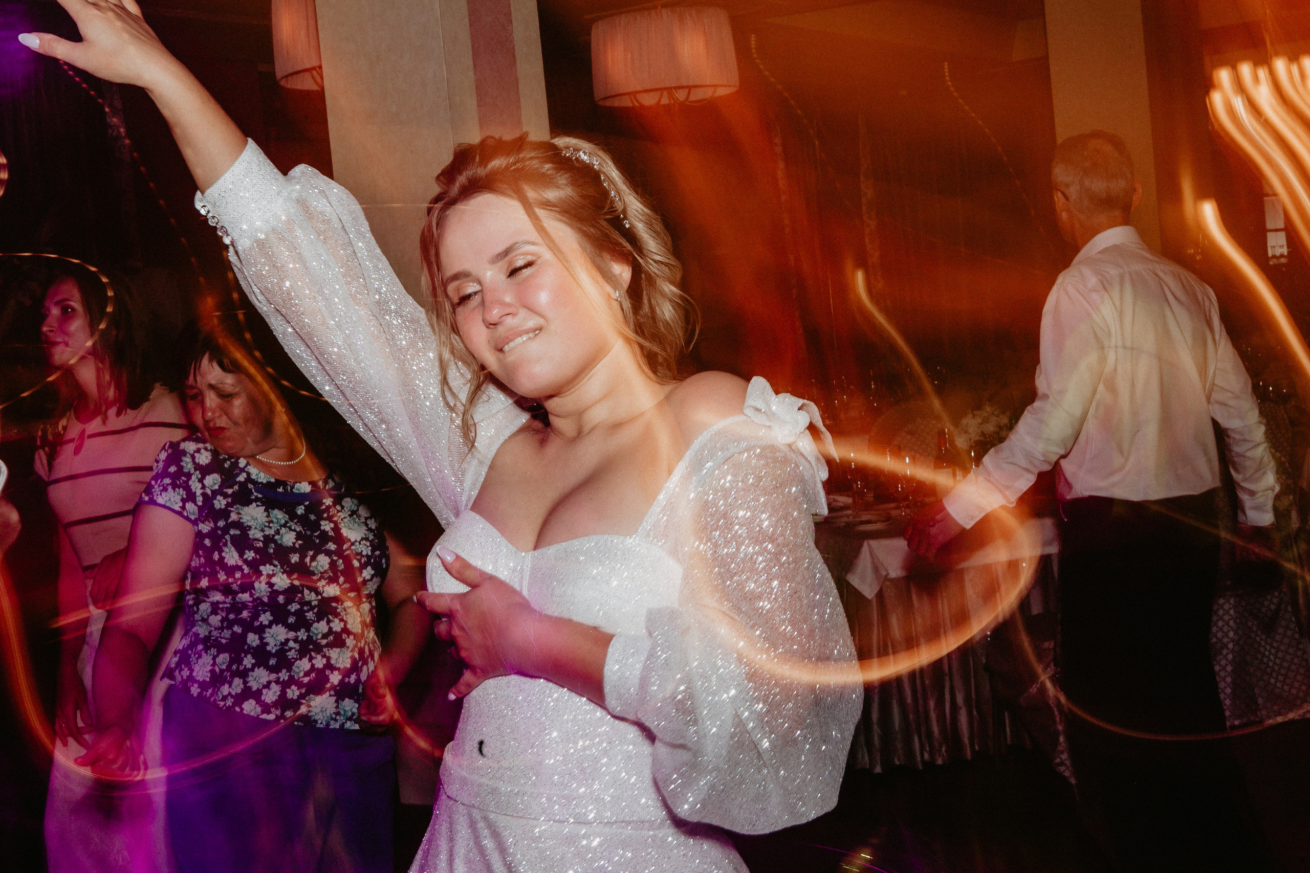 Диана и Илья. Набережная, Президентский дворец. Свадебный фотограф Юлия Сарапульцева, Ижевск