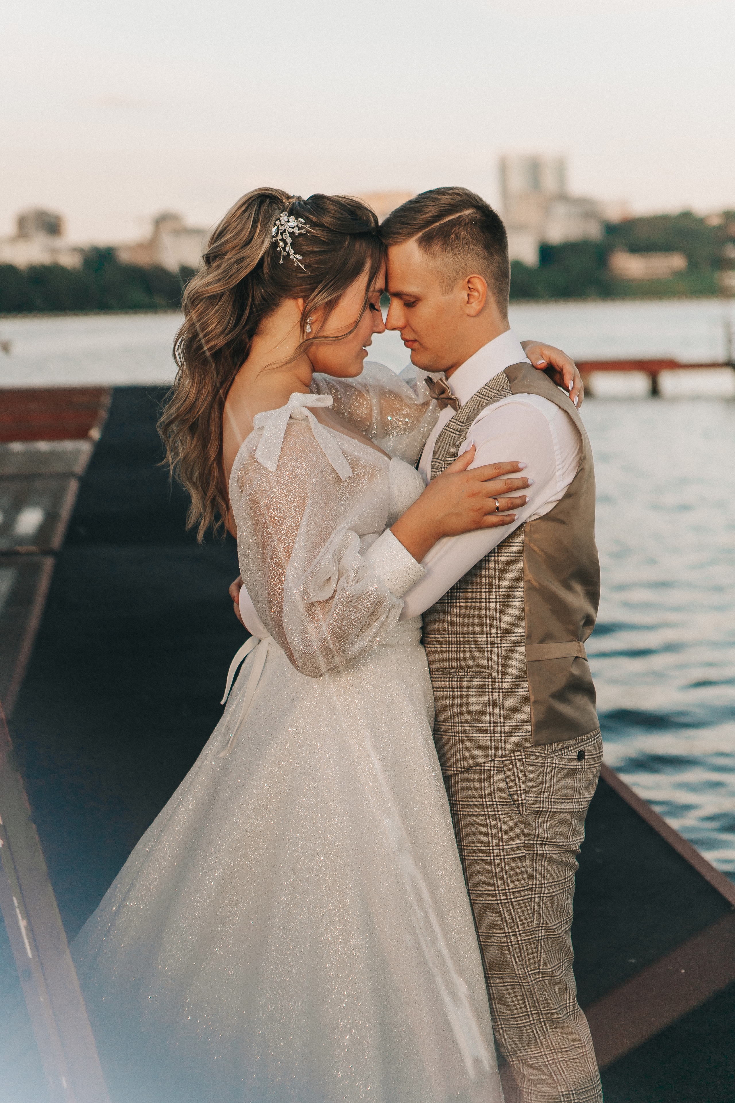 Диана и Илья. Набережная, Президентский дворец. Свадебный фотограф Юлия Сарапульцева, Ижевск