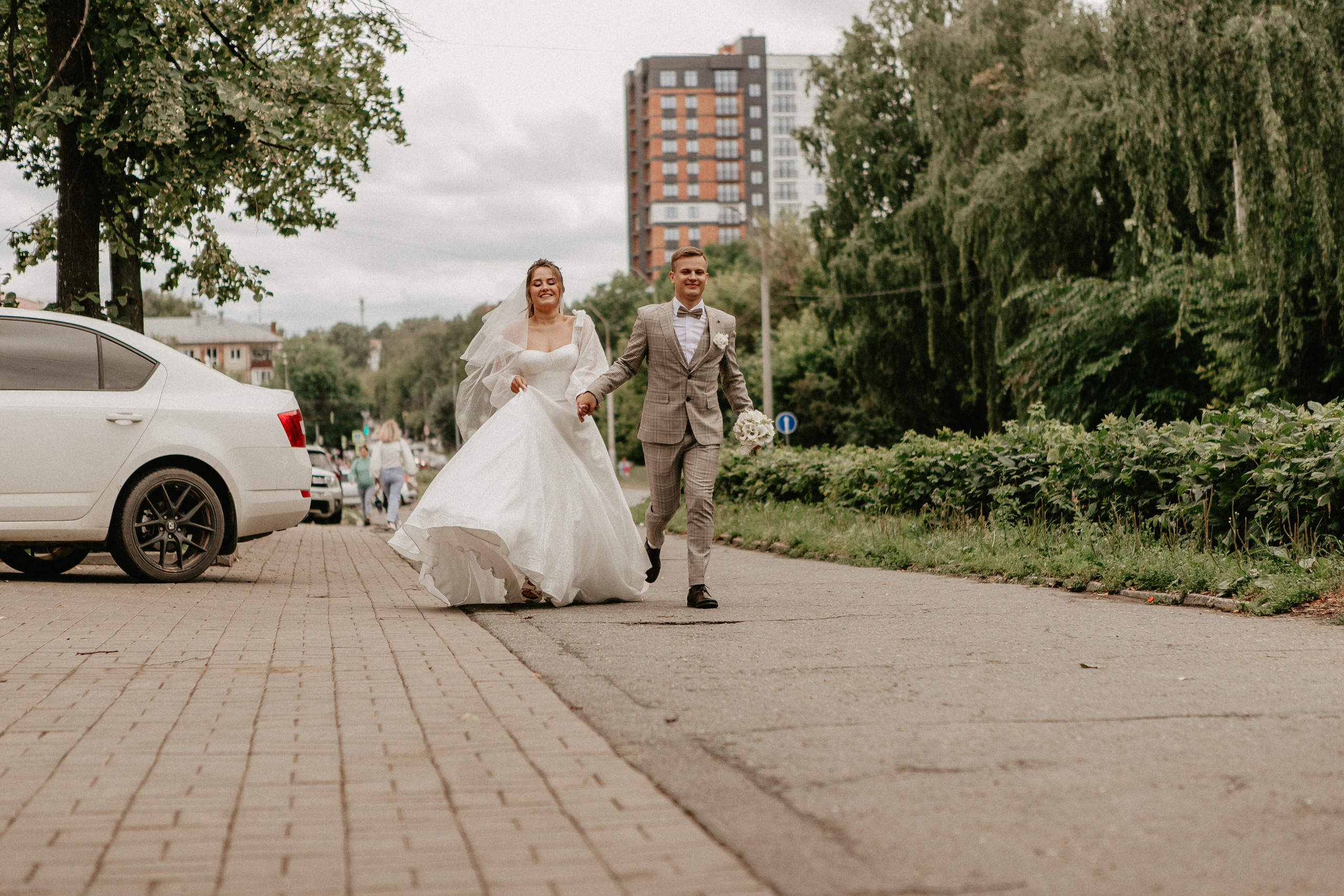 Диана и Илья. Набережная, Президентский дворец. Свадебный фотограф Юлия Сарапульцева, Ижевск