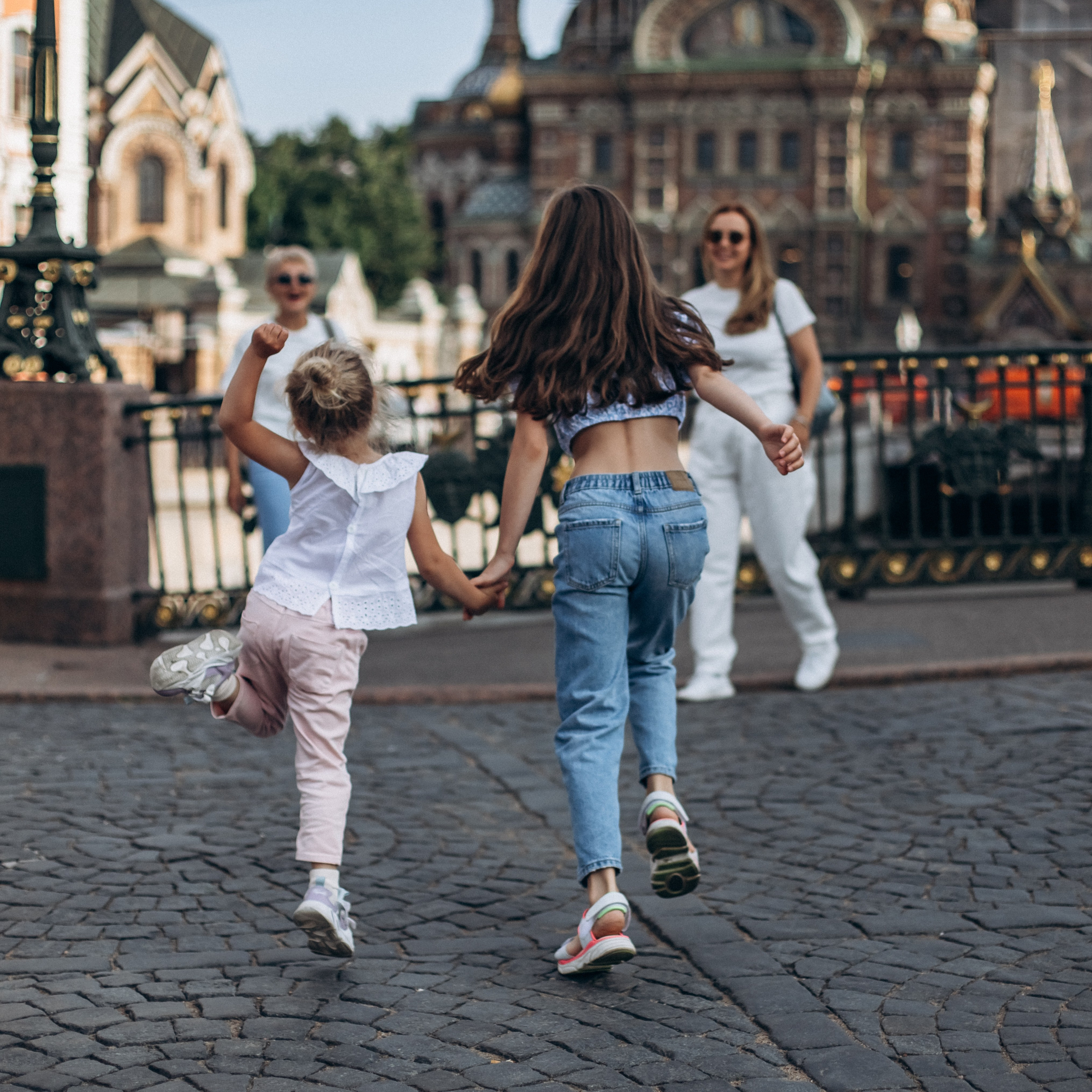 Дарья с семьей в июне. Фотопрогулка в Петербурге. Индивидуальный и семейный фотограф в Санкт-Петербурге