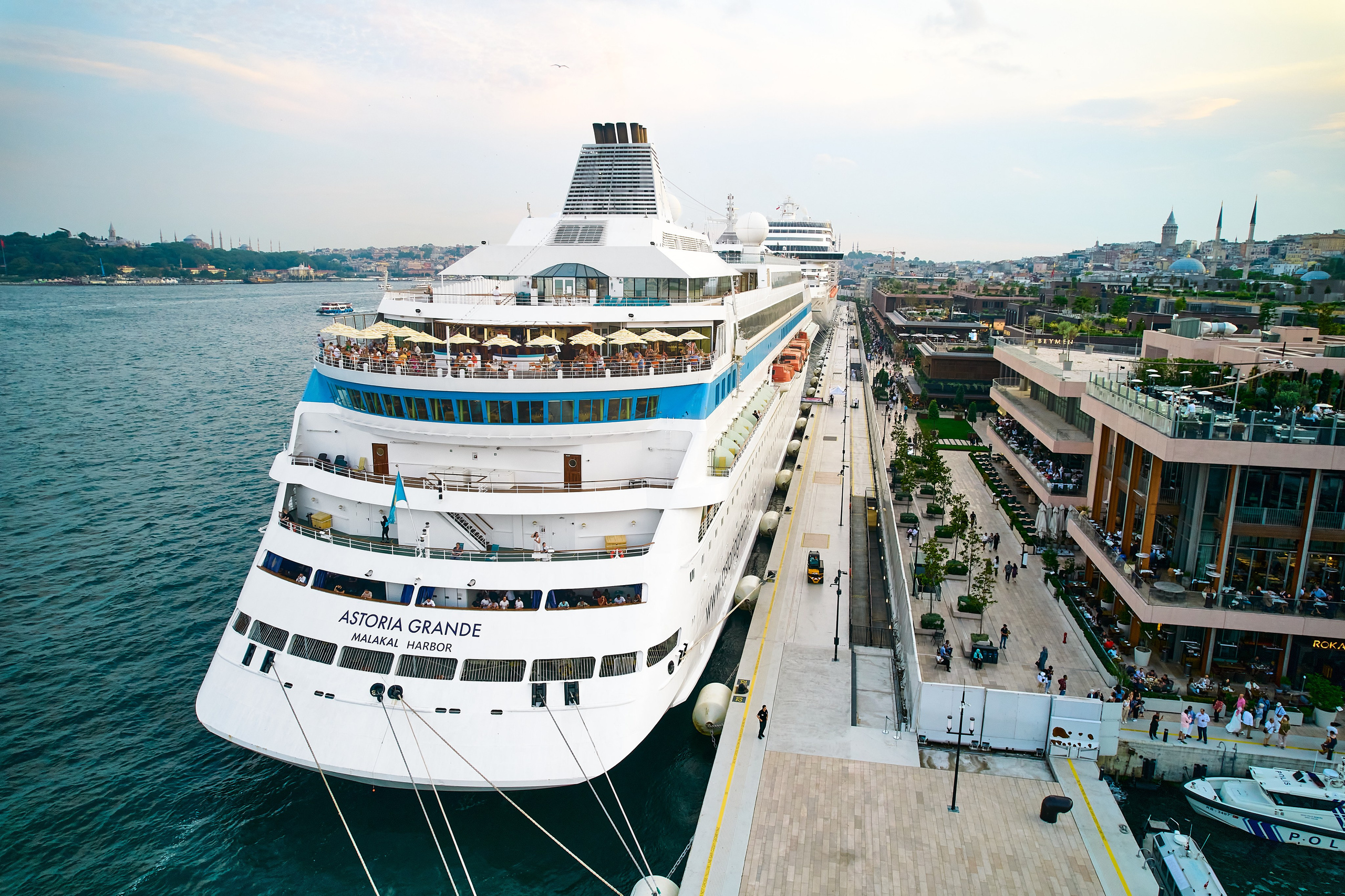Стамбул — европейская сторона. Фото департамент круизного лайнера Астория Гранде