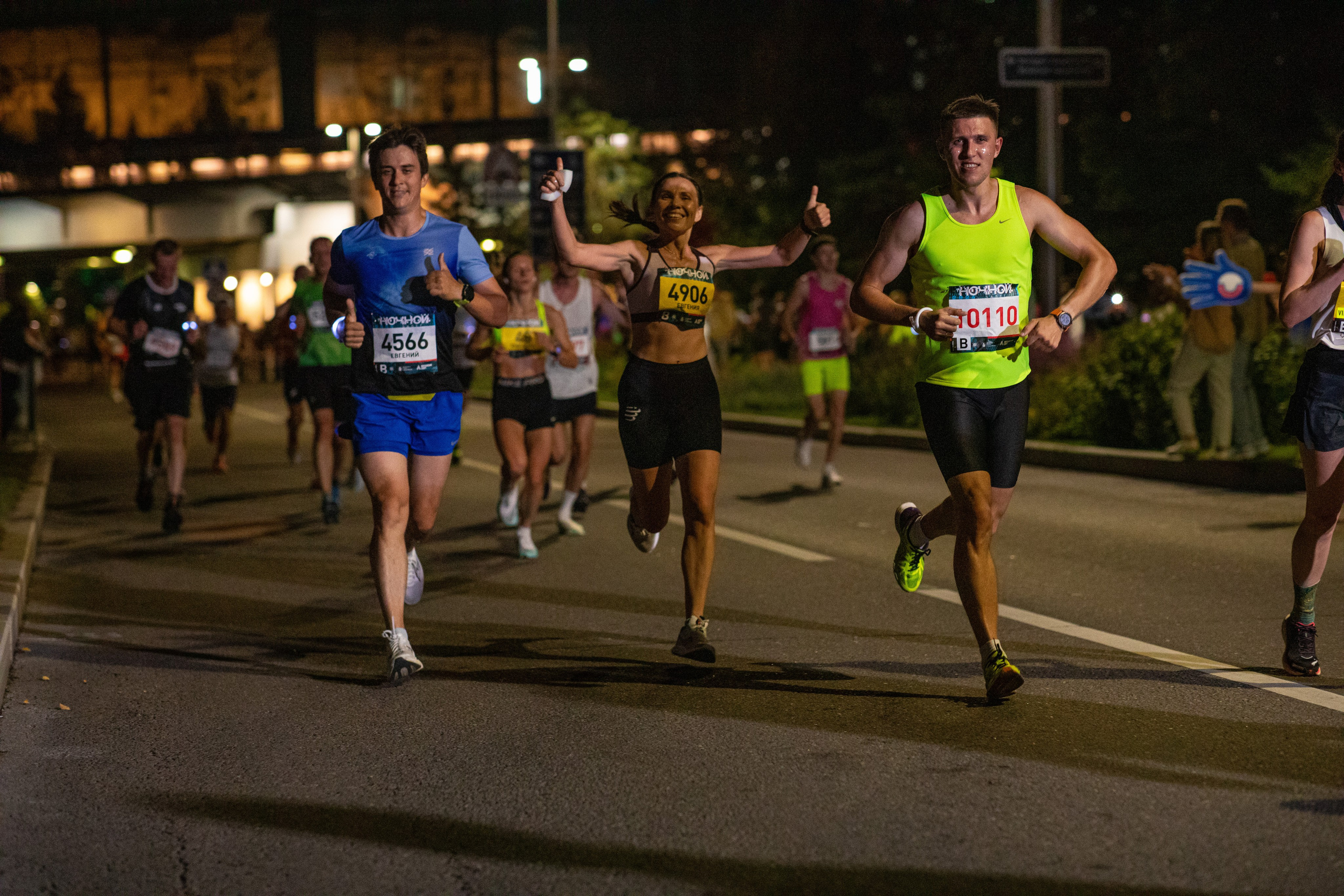 Ночной забег в ленте фотографий бегунов 03.08.24. Фотограф Сергей Ловкий