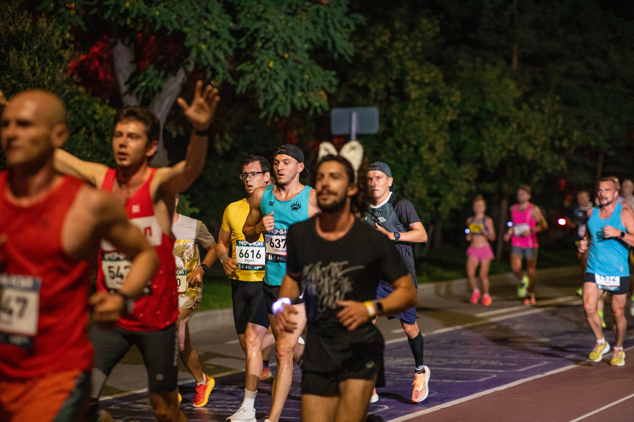 Ночной забег в ленте фотографий бегунов 03.08.24. Фотограф Сергей Ловкий