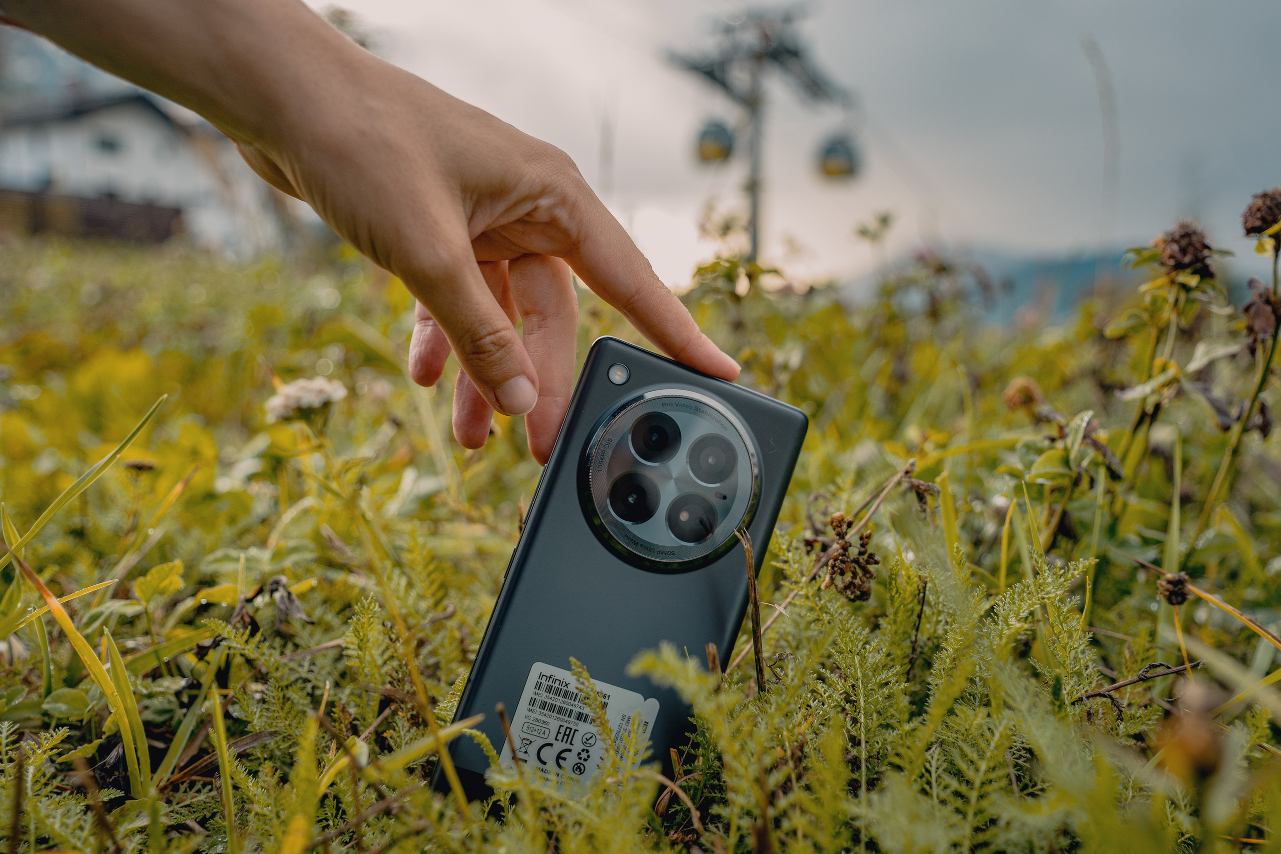 Фотография телефона на фоне травы : промо для рекламы