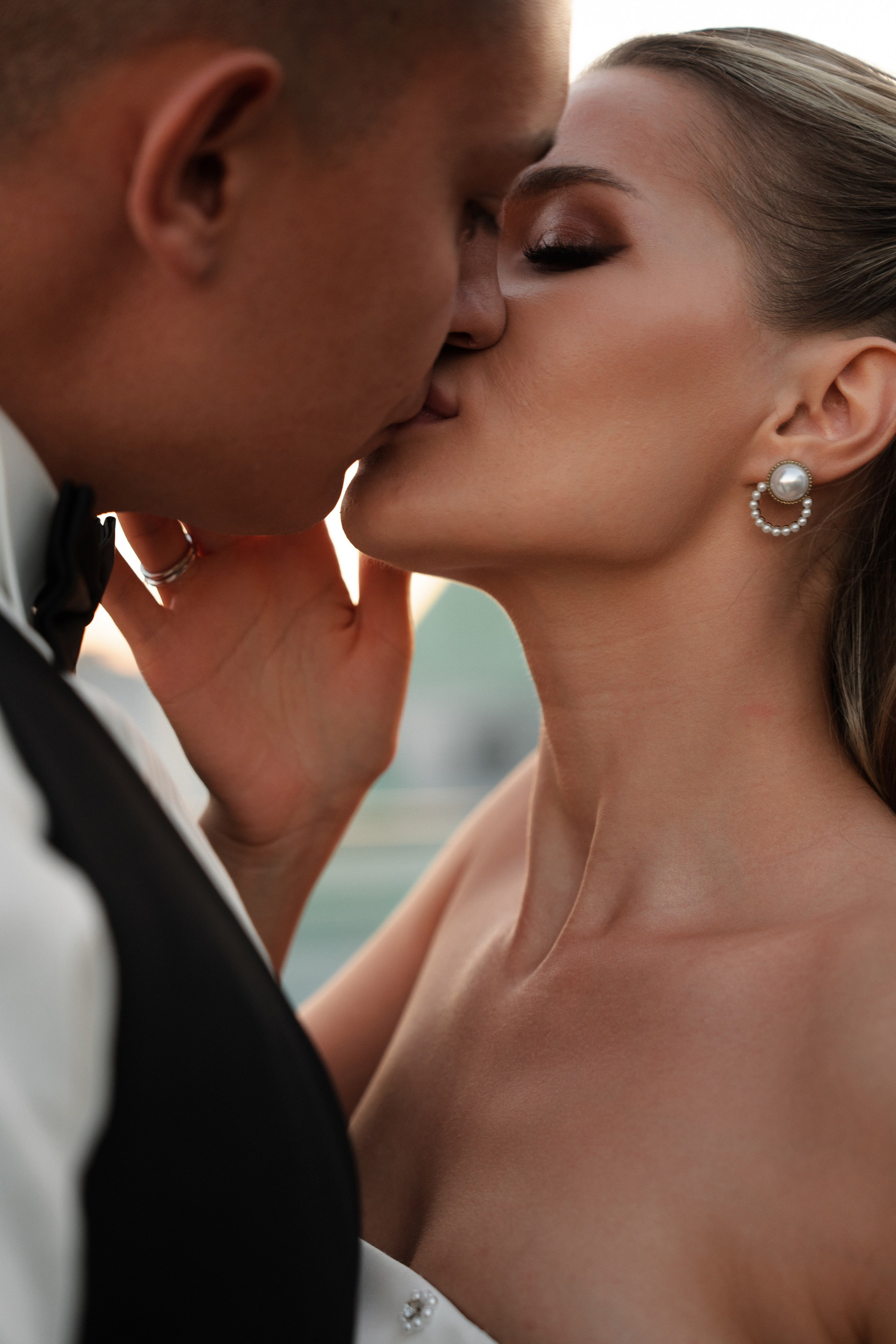 Виктория & Роман. Камерная городская свадьба в видовом ресторане в стиле современная классика. Свадебный фотограф организатор в Санкт-Петербурге Ассоль Опарина