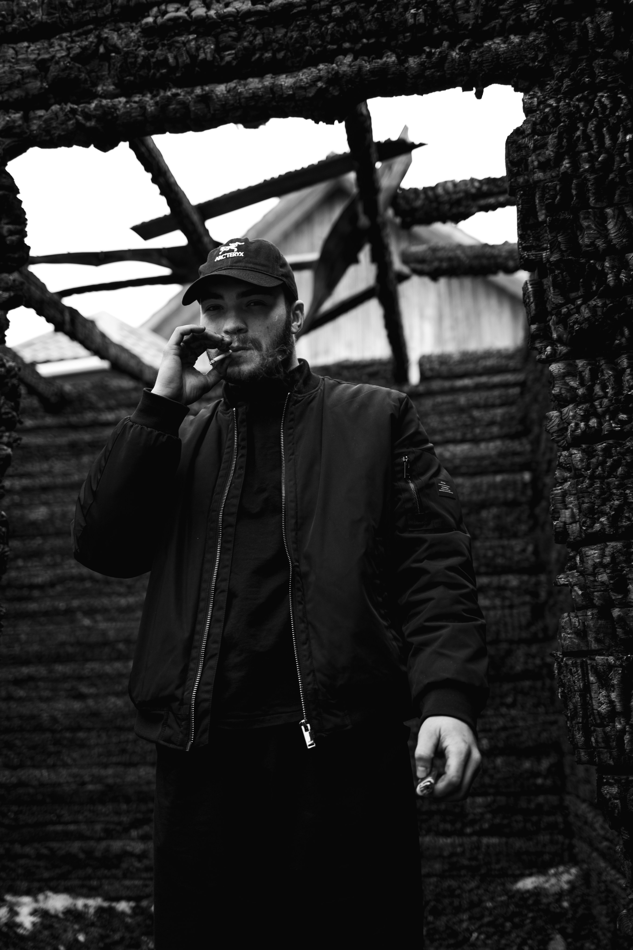 Илья за 1 час до сноса дома, который сгорел у нас в 2023. Семейный фотограф Надежда Каримова | Иркутск Байкал Аршан