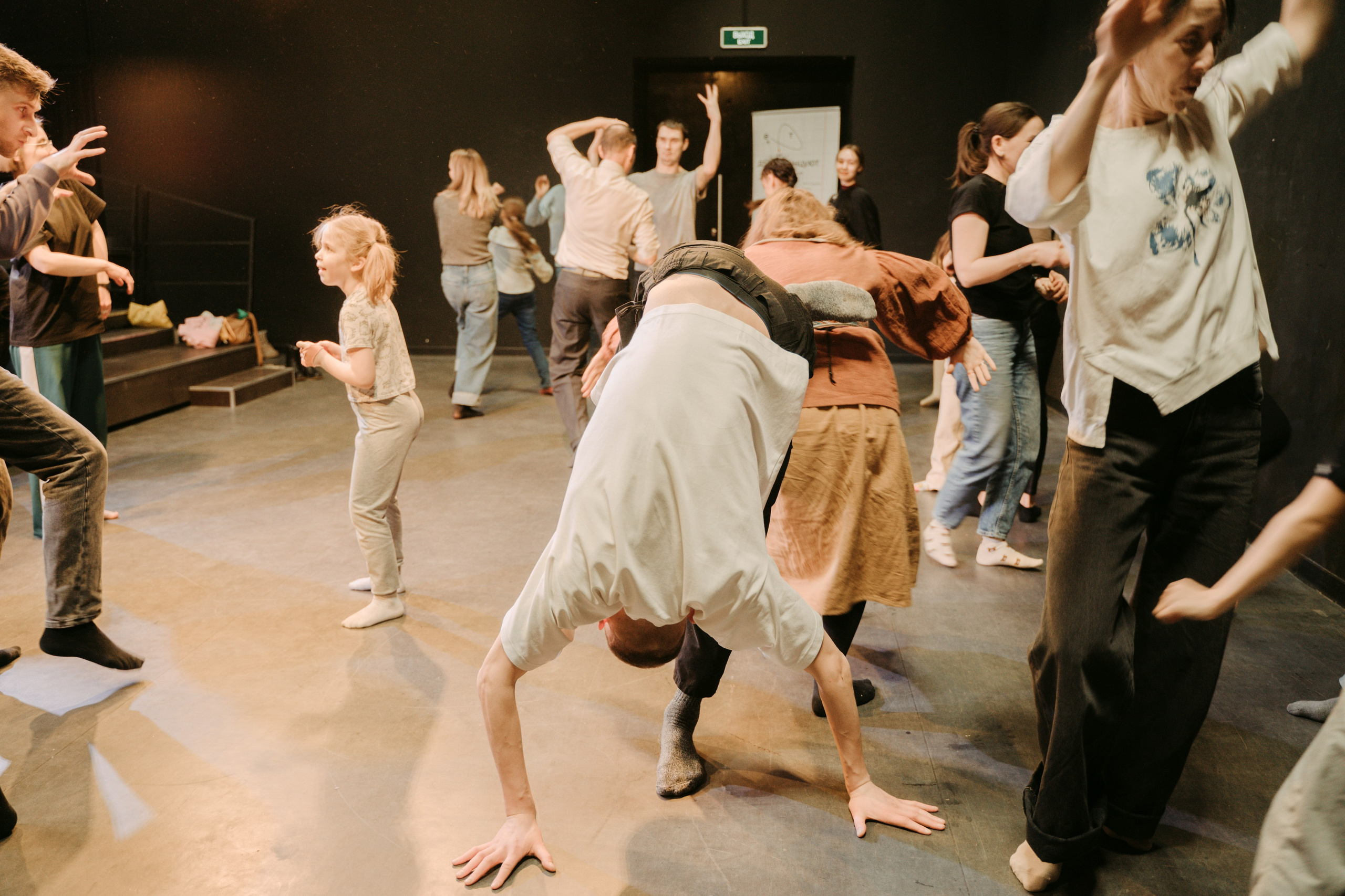 Дети танцуют // моң. Главная