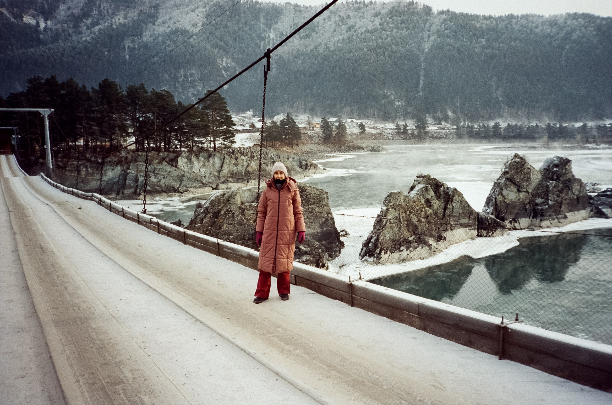 Мост над скалами Зубы Дракона. Зимняя Катунь. Фотограф-документалист Мария Осокина