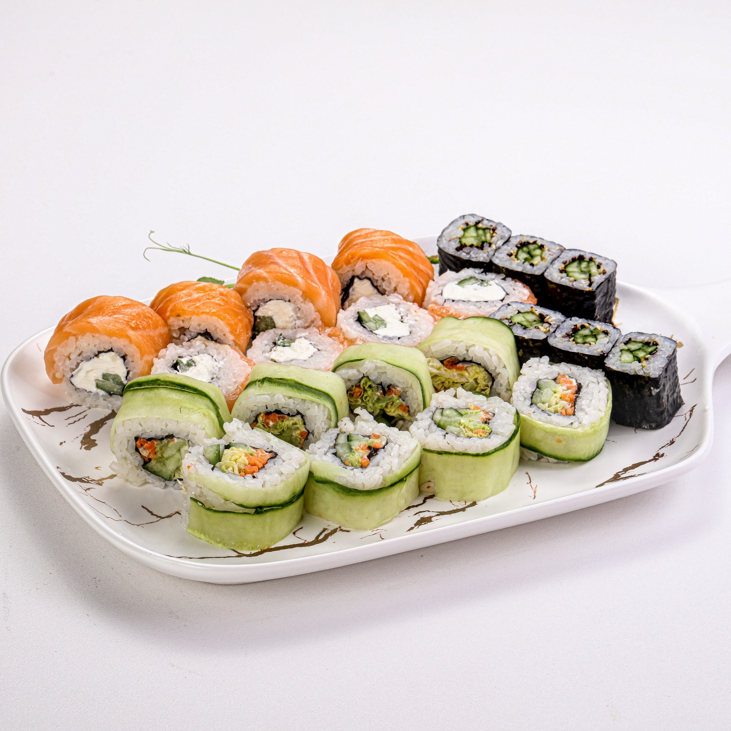 Фотосъемка суши и роллов. Заказ по тел.: +7 (906) 006-90-22. Фуд-фотограф Андрей Старостин — съемка еды в Москве. 9000 руб. в час